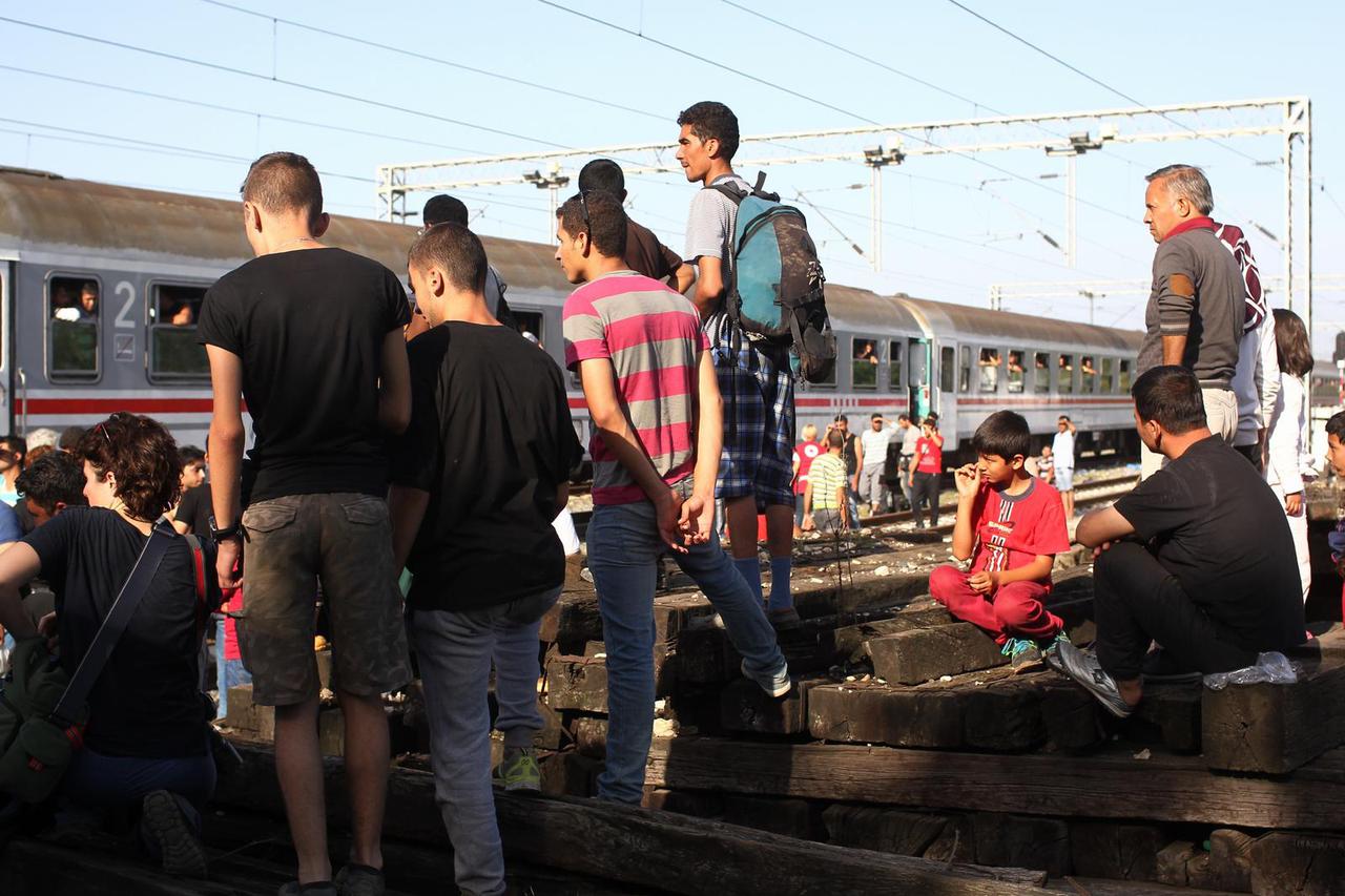 Tovarnik: Brojne izbjeglice ?ekaju polazak vlaka za Zagreb, 18.09.2015.