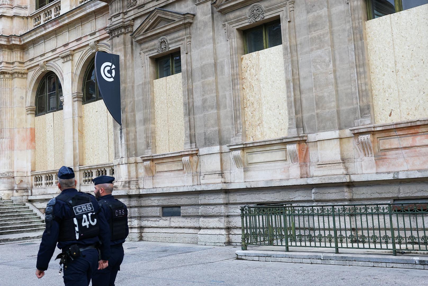 Rekao je da će 70.000 policajaca biti raspoređeno diljem Francuske.
