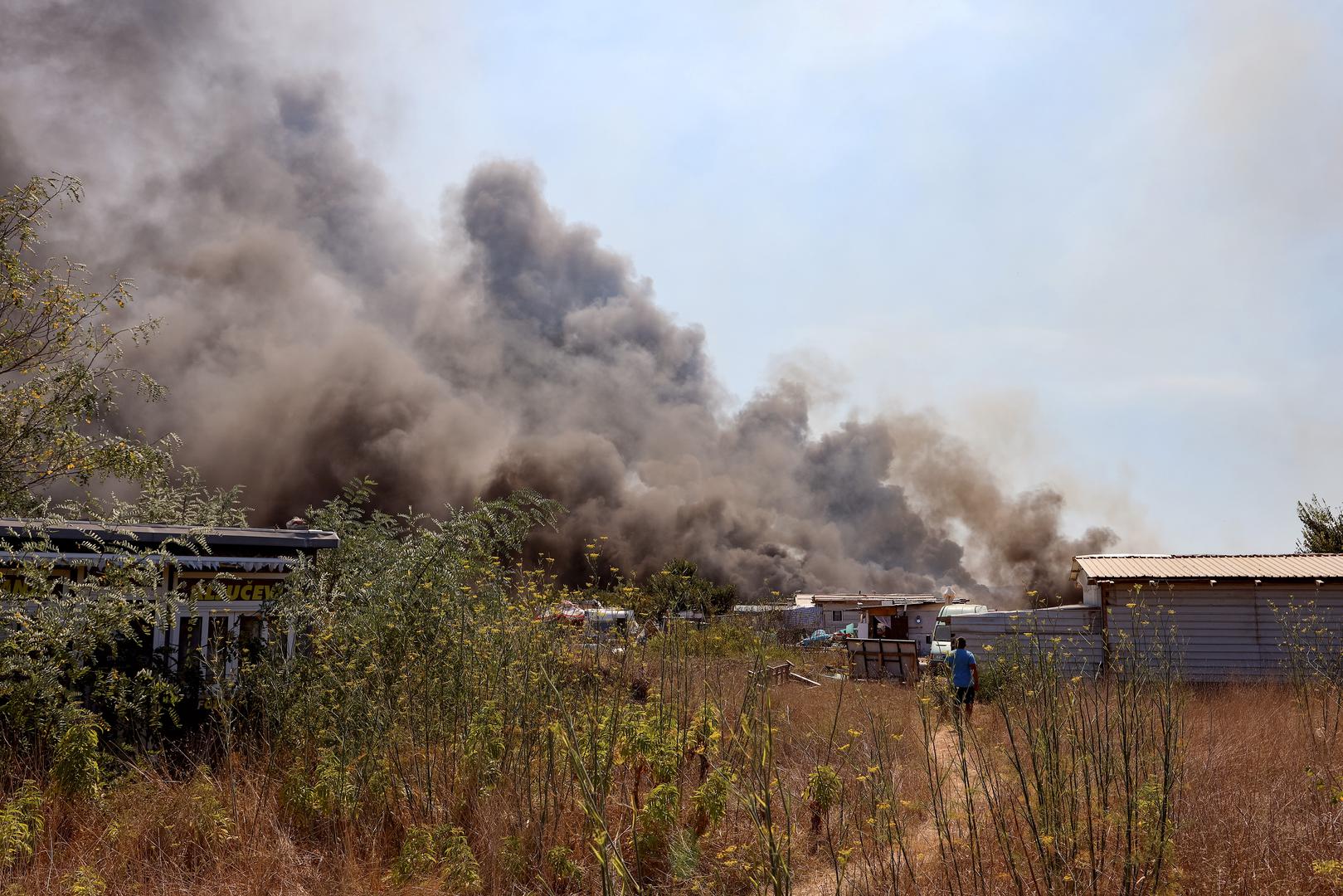 30.07.2024., Smokovic - Veliki pozar u Smokovicu nedale Zemunika zahvatio je i parkirana vozila. Vatrogasci se vore s vatrom. Photo: Sime Zelic/PIXSELL