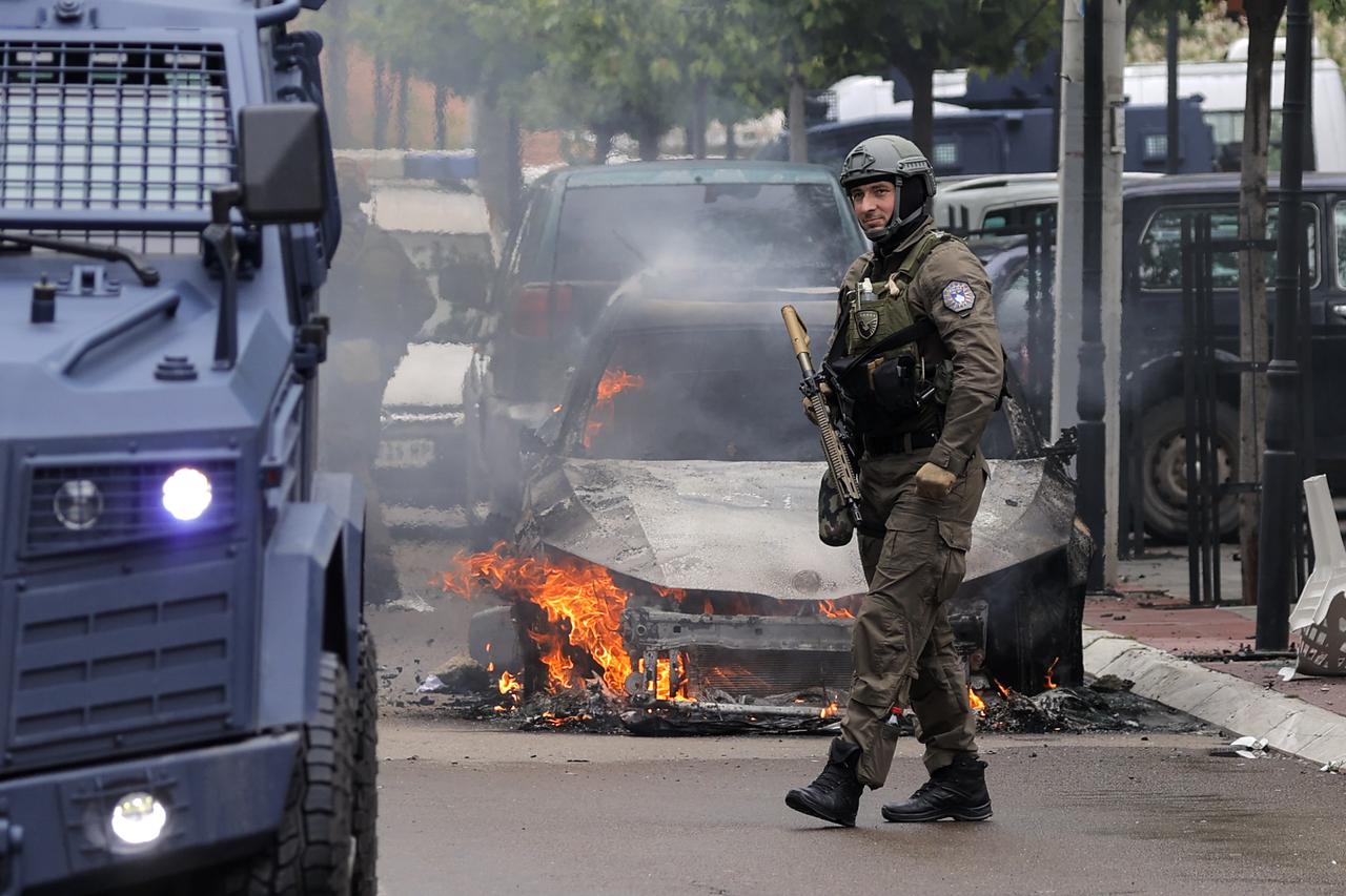 Neredi na sjeveru Kosova, Vučić šalje vojsku na granicu