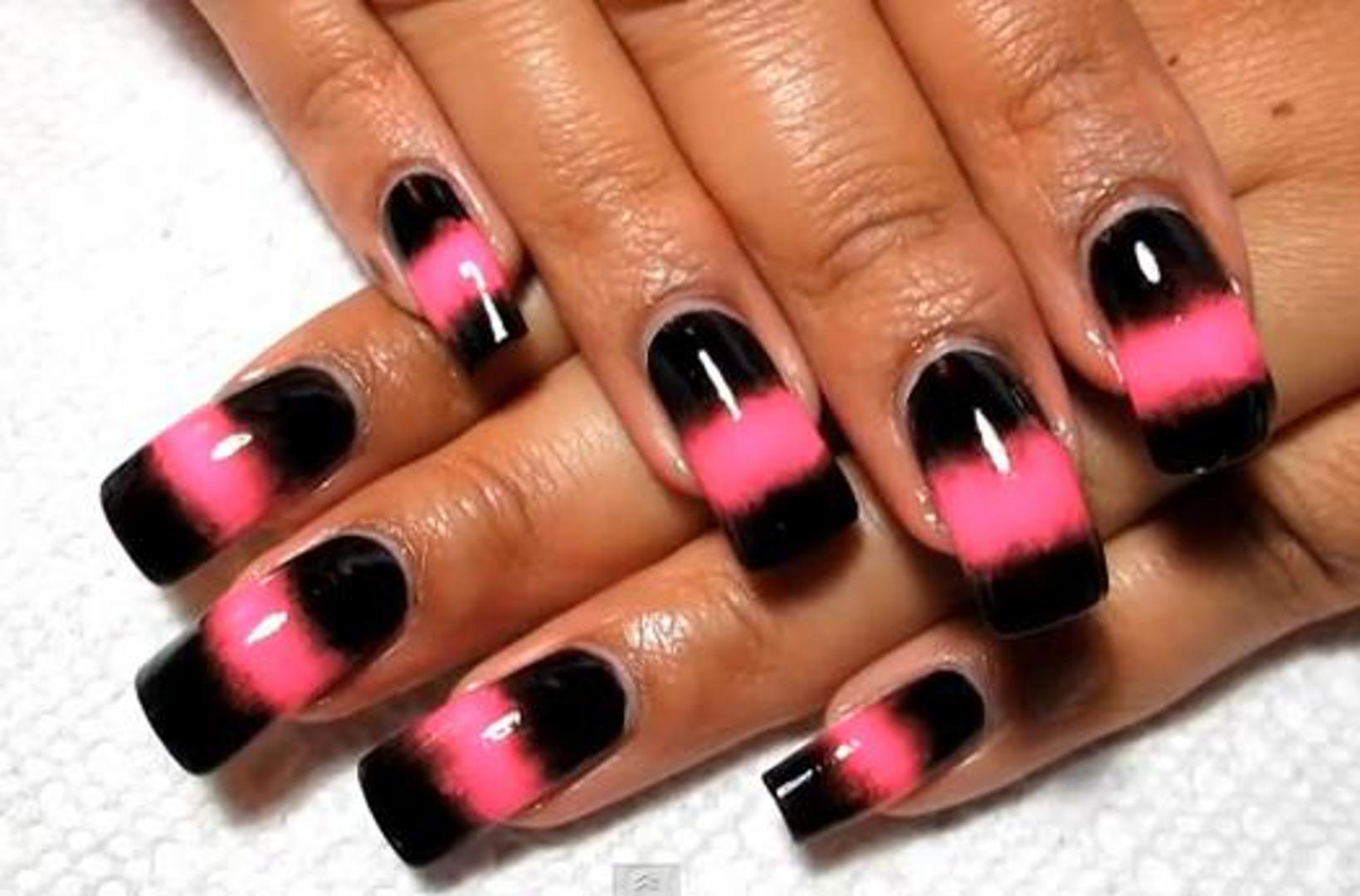 Iako se čini kako gel za nokte ne sadrži štetne tvari, ipak može uzrokovati neugodne zdravstvene pojave poput crvenila, svrbeža i iritacije različitih dijelova tijela. Učestalo korištenje glea na noktima može uzrokovati i slabljenje te gubitak prirodnih noktiju i čak prouzročiti otežano disanje. 