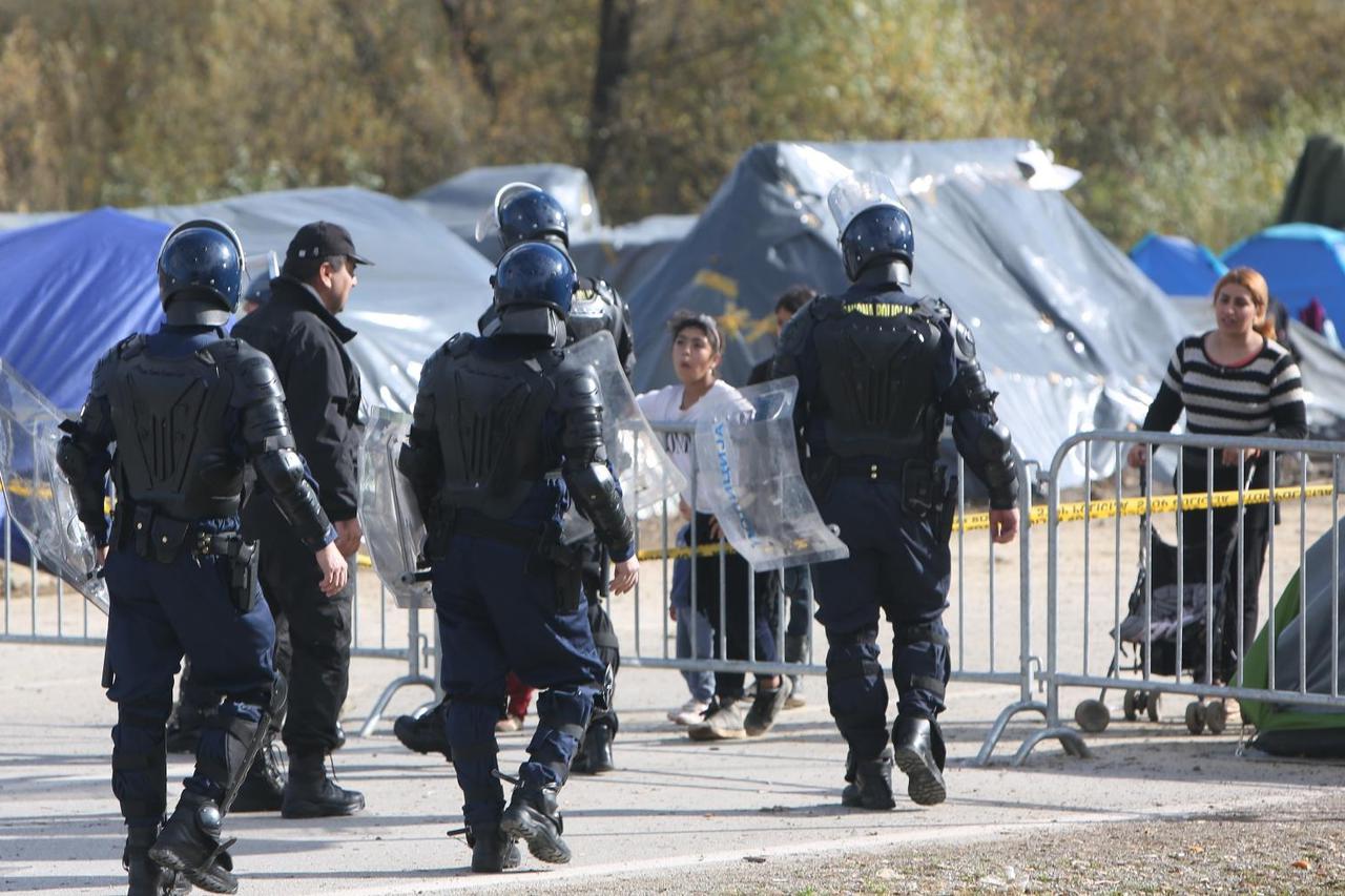 Migranti i policija