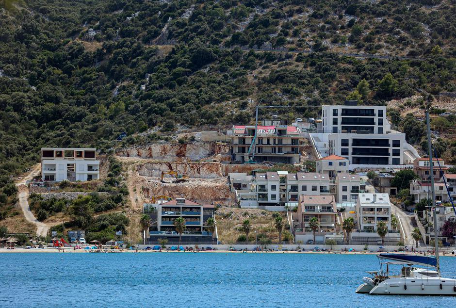 Gradnja kuća i vila uz cestu koje se ne uklapaju u prostor i vizuru dalmatinskih mjesta