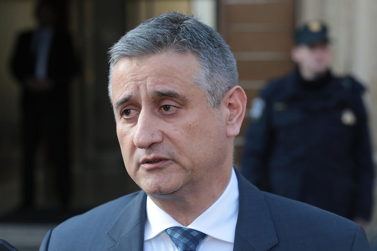 04.02.2016., Zagreb - Tomislav Karamarko dao je ispred Banskih dvora izjavu za medije. Photo: Patrik Macek/PIXSELL