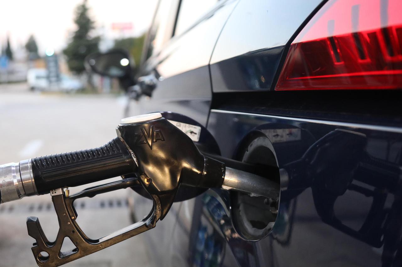 Gorivo od danas drastično jeftinije, litra benzina manje od 10 kuna