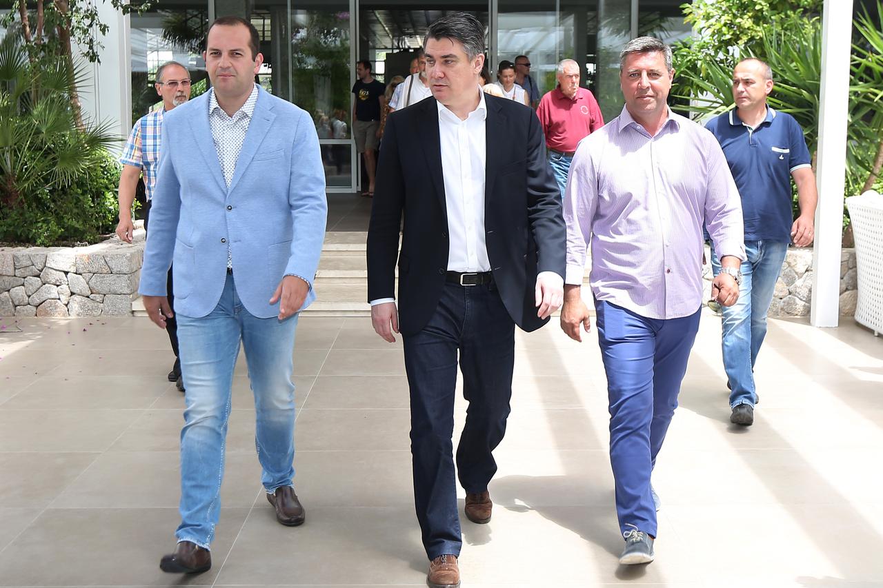 19.06.2016., Sibenik - Predsjednik SDP-a Zoran Milanovic pozvao je u Solaris clanove SDP-a kako bi dao smjernice za prijevremene parlamentarne izbore koji bi se trebali odrzati u rujnu i priprema za kampanju u 9. izbornoj jedinici. Ivan Klarin, Zoran Mila