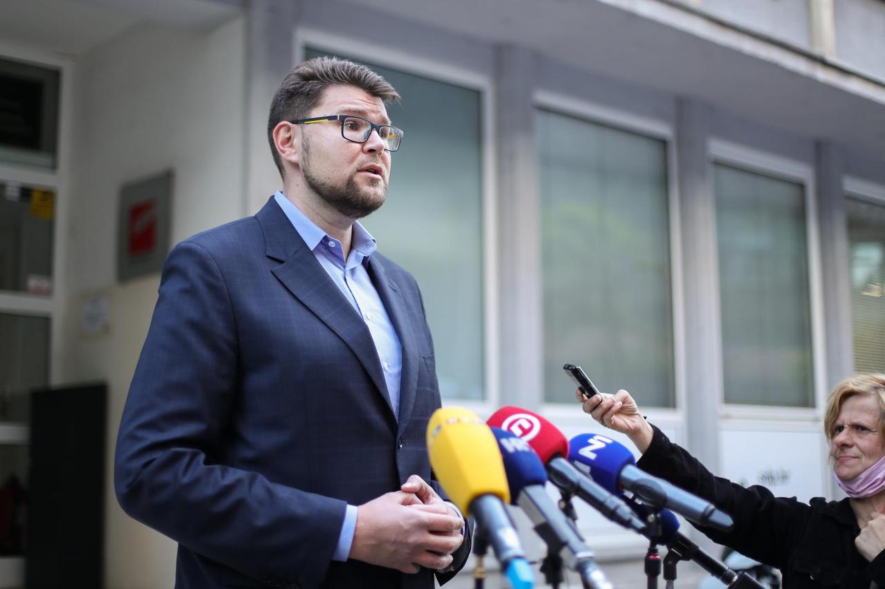 Zagreb: Peđa Grbin dao je izjavu medjima prije početka sjednica Predsjedništva SDP-a
