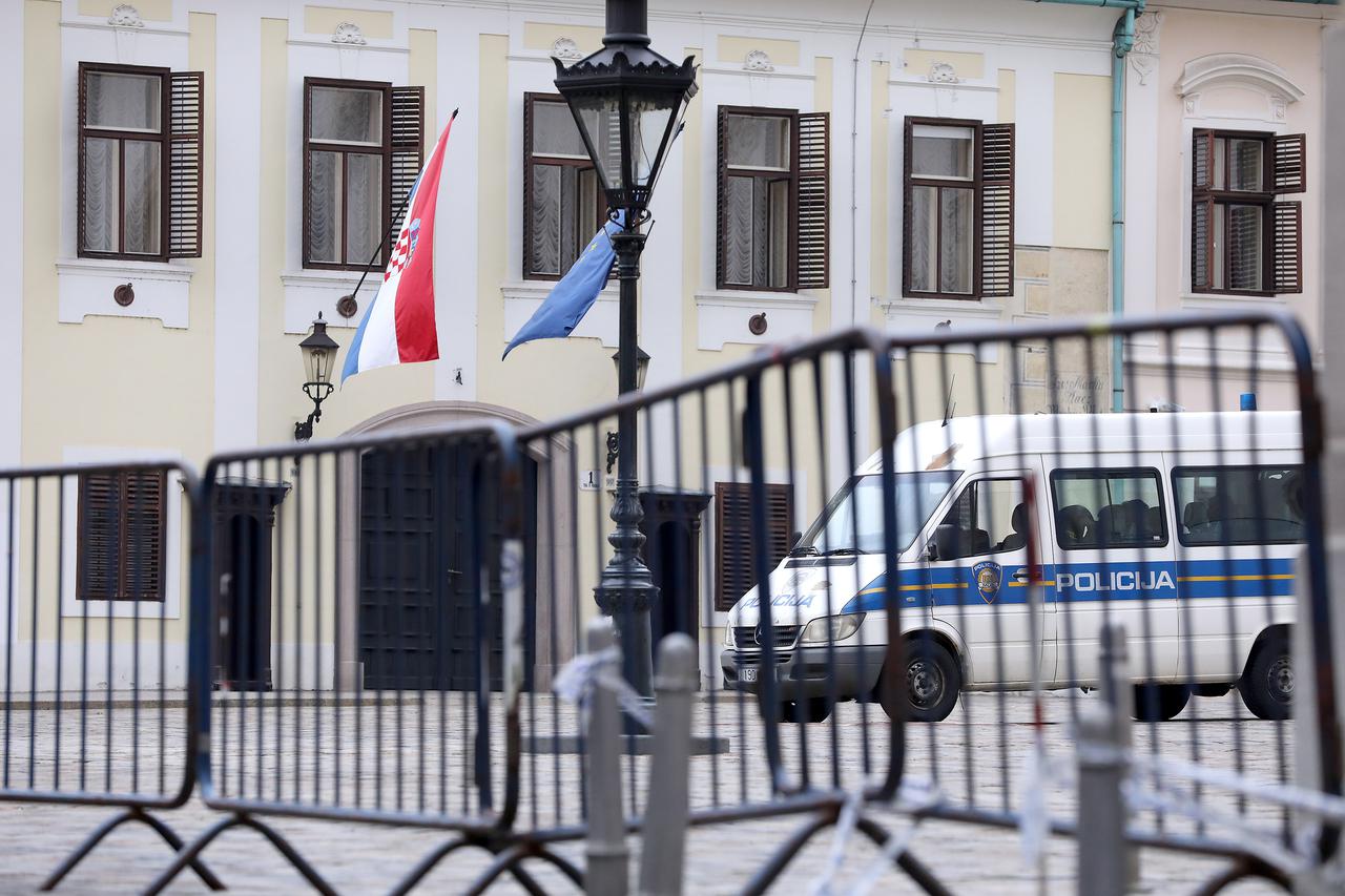 Ograda na Markovom trgu još uvijek postavljena 15 mjeseci nakon napada na Banske dvore