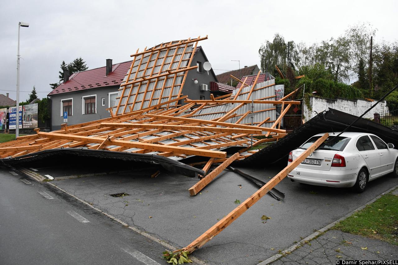 Čazma: Pet automobila oštećeno je kada je na njih pao krov