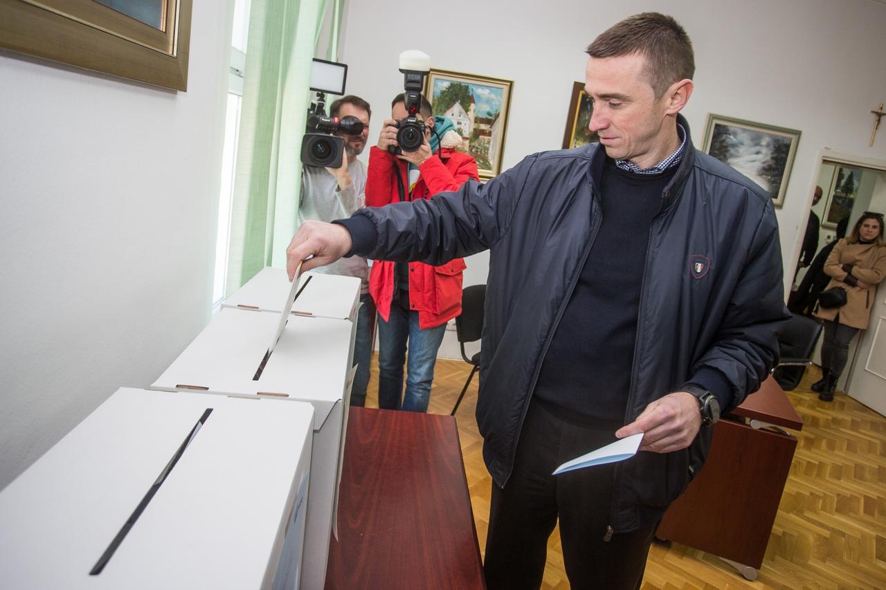 Penava glasao na unutarstranačkim izborima HDZ-a u gradu Vukovaru