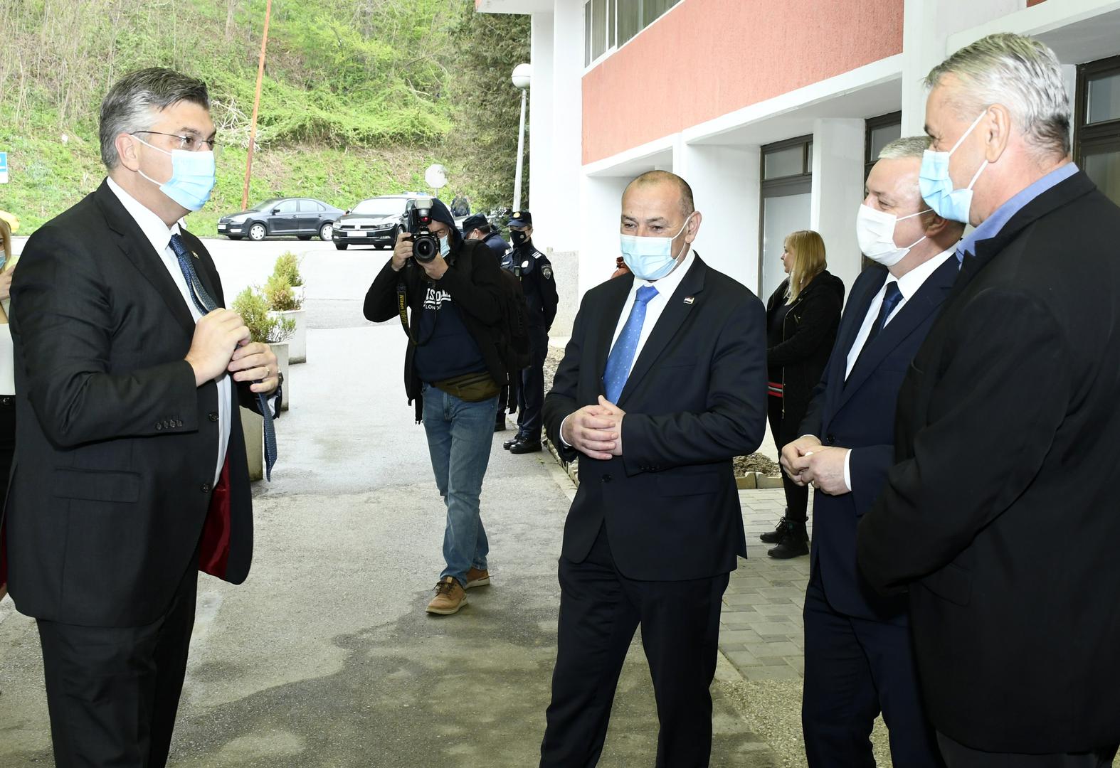 19.04.2021.,Topusko - Predsjednik Vlade Andrej Plenkovic sudjelovao je  na sastanku Stozera civilne zastite Republike Hrvatske u dijelu koji se odnosi na otklanjanje posljedica katastrofe uzrokovane potresom na podrucju Sisacko-moslavacke, Zagrebacke i Karlovacke zupanijePhoto: Nikola Cutuk/PIXSELL