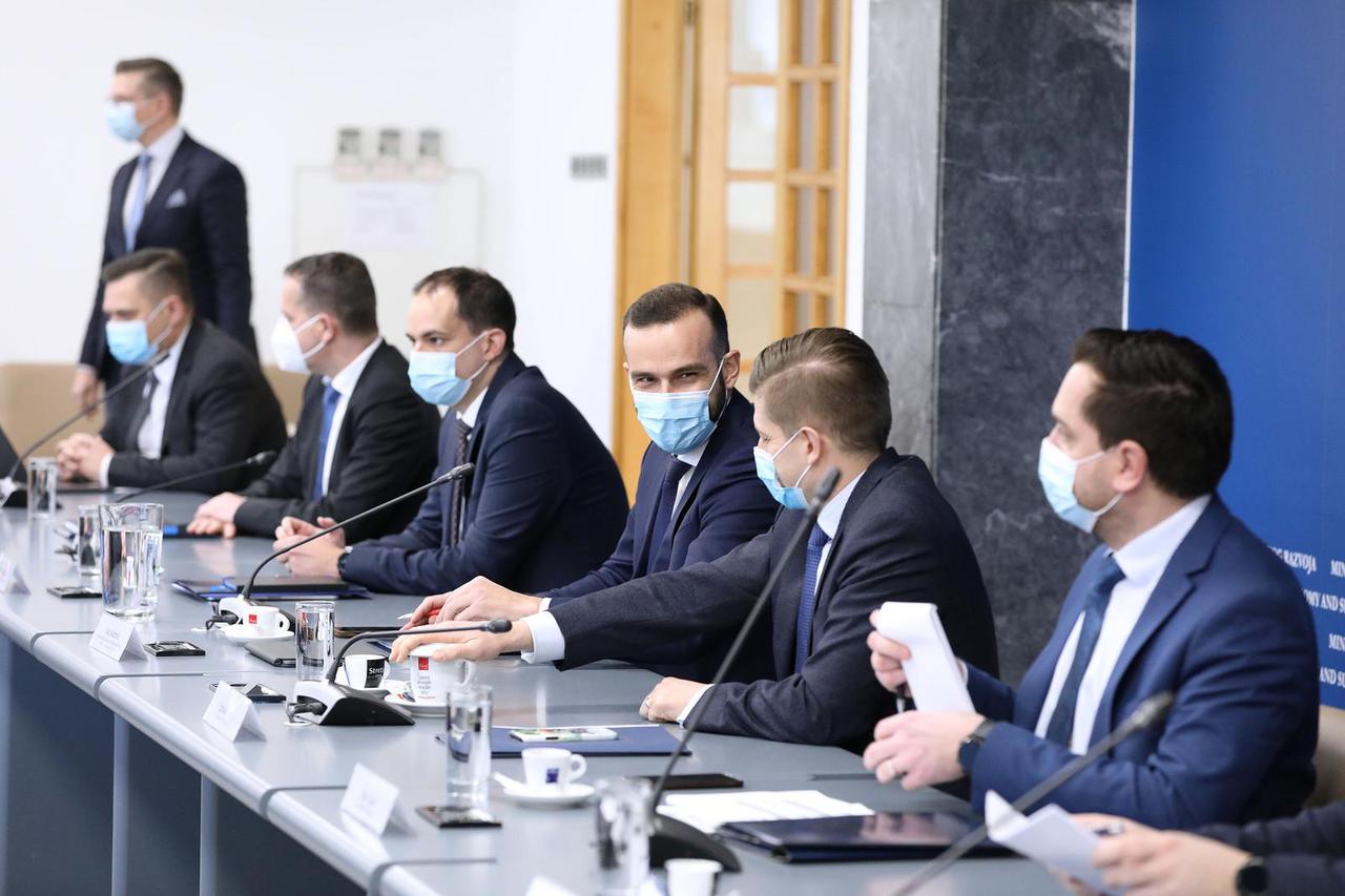 Pregovarački odbori Vlade i predstavnika sindikata javnih službi počeli su u Ministarstvu rada sastanak