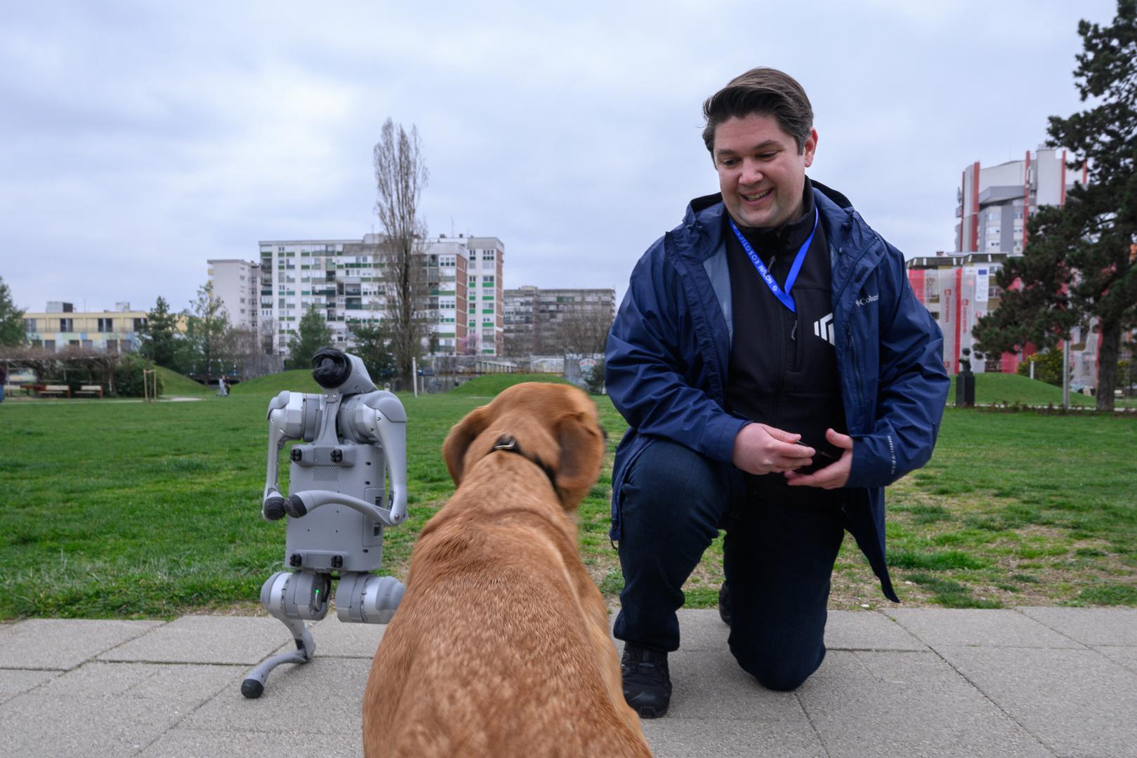 07.03.2024., Velika Gorica -  Milan Rajcevic, vlasnik i direktor tvrtke Notum Robotics sa suradnikom Ivanom Batinicem prosetao je Parkom dr. Franje Tudjmana u velikoj Gorici u drustvu robota psa. Za robota su podjednako bili zainteresirani prolaznici i njihovi ljubimci psi. Robot pas je komercijalni proizvod koji se radi po narudjbi, a ono sto je kod njega interesantno i unikatno su softverska rijesenja. Poanta je da ta platforma bude autonomna, bez ljudske intervencije i sa minimalnim odrzavanjem izvrsava zadatke prema svojem programu, da se snalazi u nepoznatim okolnostima, po nepoznatom terenu. Primjene su neogranicene, od sigurnosnih primjena, sluzbe spasavanja, nadzora te interakcije i edukacije. Puni se do 24 sata zbog tehnologije baterije i moze raditi do 3 sata, a trcati moze brzinom do 20 km/h. Trenutno nije vodootporan ali s vremenom moze postati i vodootporan i vatrootporan za siri spektar primjena. Milan Rajcevic.
 Photo: Davor Puklavec/PIXSELL