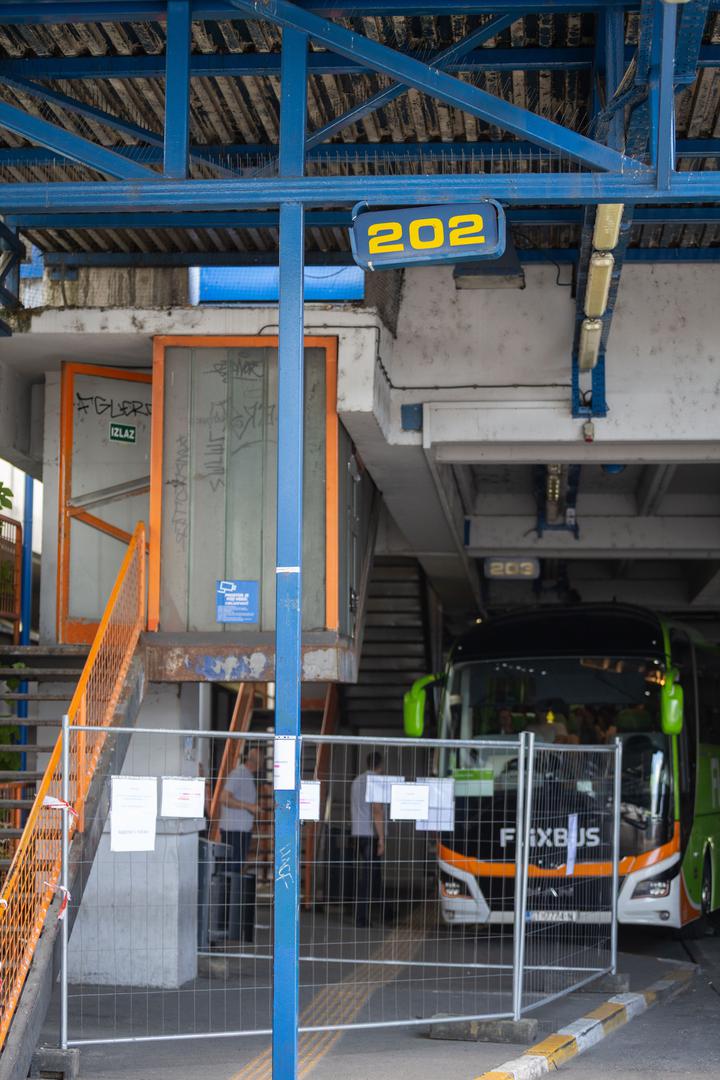 "Redovito se vrše sve kontrole i nemamo nikakav razlog za brigu o sigurnosti. Ono što znamo jest da zgrada nije u stanju kakvo bi bilo zadovoljavajuće za glavni autobusni kolodvor glavnog grada", rekla je Dolenec. Dodala je kako je Zagrebački holding već pokrenuo ulaganja u obnovu objekta.