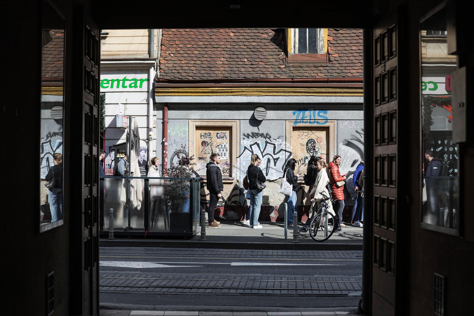 17.04.2024., Zagreb - Glasanje u Varsavskoj ulici stvorilo je velike redove.  Photo: Luka Stanzl/PIXSELL
