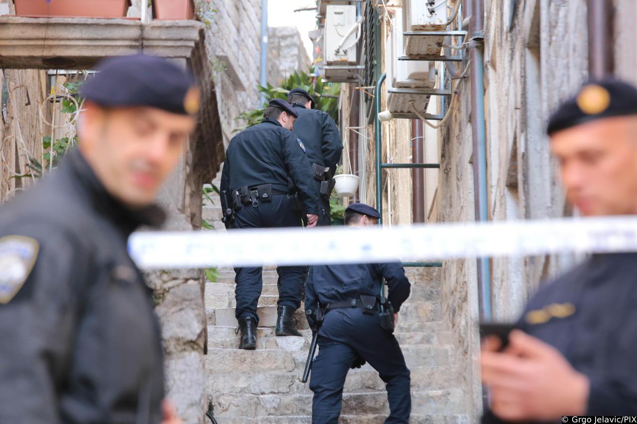 Dubrovnik: Uz interventnu policiju deložirana obitelj Šari? iz gradskog stana