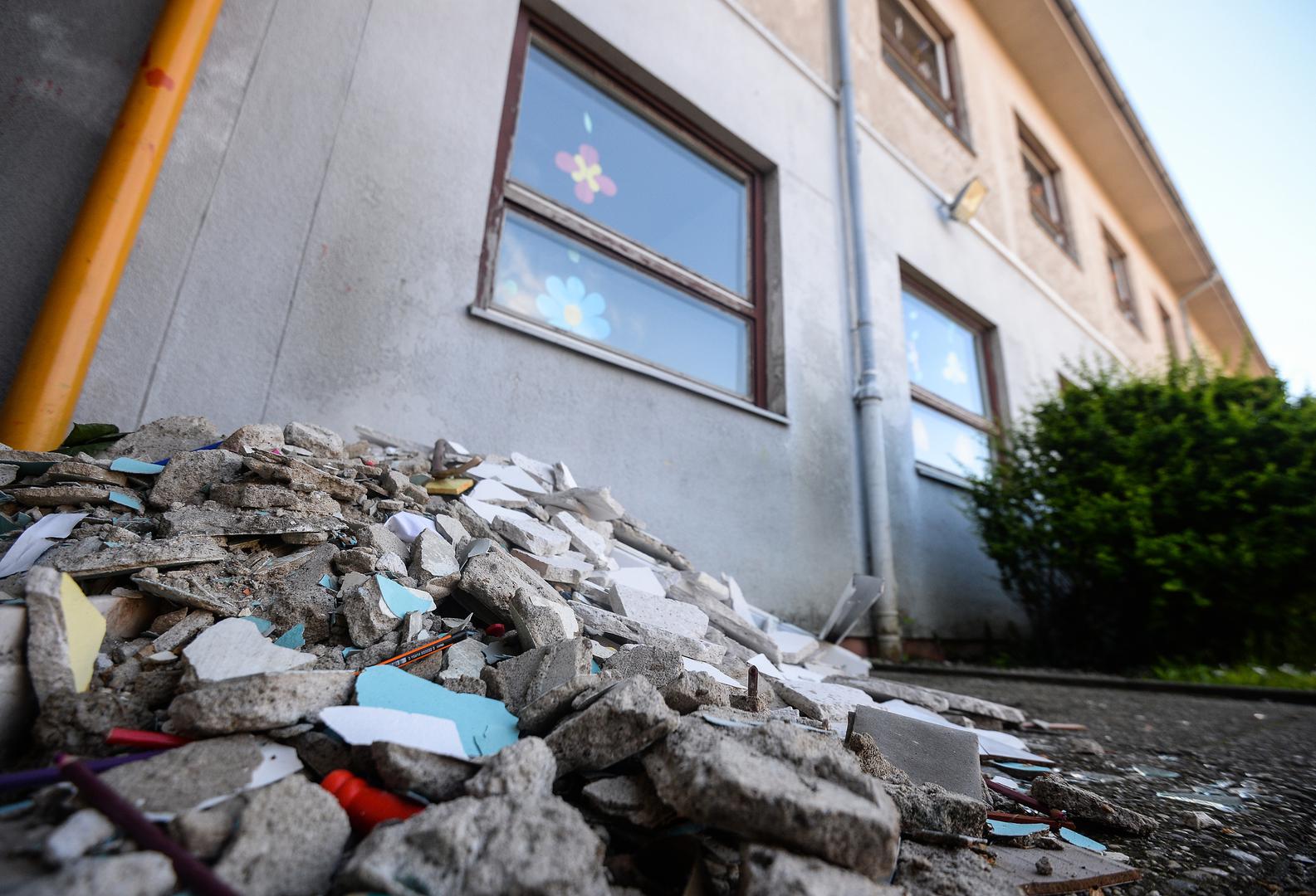 06.05.2020., Zagreb - Roditelji djece iz OS Bukovac napravili su peticiju koja je prikupila 2700 potpisa u samo nekoliko dana. Skola je jako ostecena u potresu i djeca na jesen nece imati gdje na nastavu. Umjesto da se steta sanira i skola zakrpa, traze da se zgrada srusi i digne nova po projektu kojeg vec imaju. Photo: Marko Prpic/PIXSELL