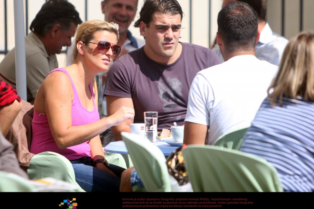 '05.09.2010., Zagreb - Poznati na zagrebackoj spici. Voditeljica Antonija Blace(29)sa svojim deckom vaterpolistom Hrvojem Brlecicem (26) i kolegom Ivanom Saricem su sjeli na pice na terasu na Cvjetnom