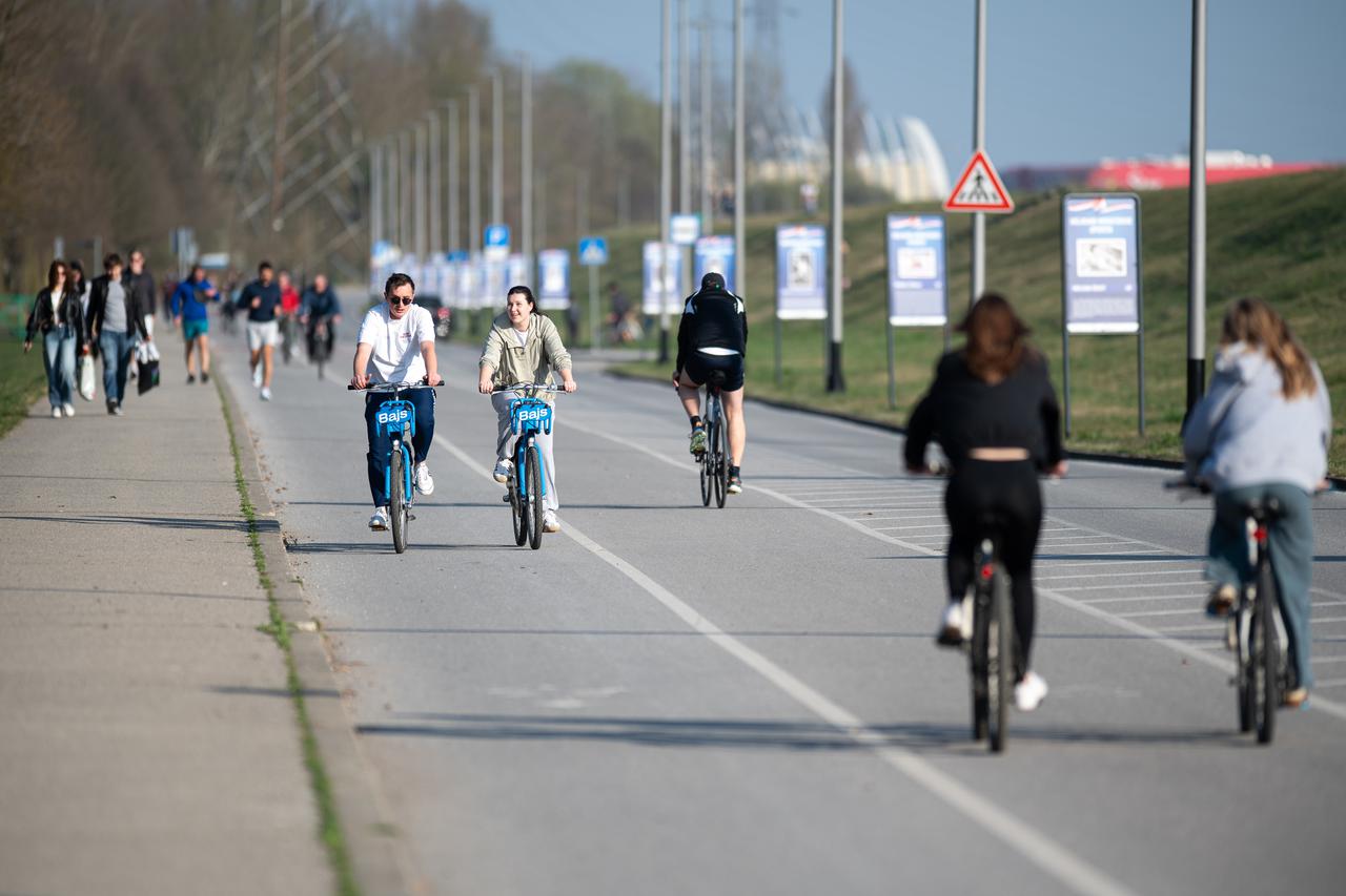Zagreb: Građani iskoristili sunce za rekreaciju na Jarunu