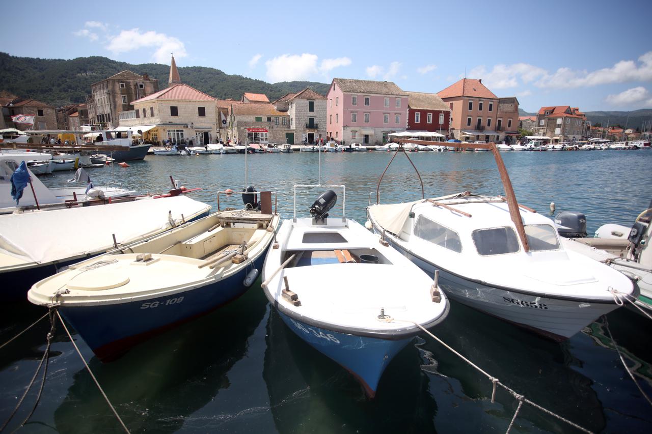 Stari Grad: Turisti na rivi