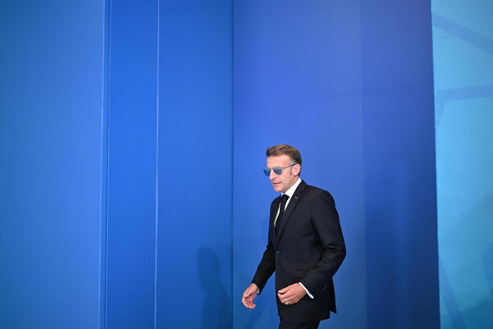 Takvo krvarenje obično prolazi samo od sebe u roku od jednog do dva tjedna, a može se pojaviti spontano ili nakon kašljanja, kihanja, podizanja teškog tereta, trljanja oka ili manje ozljede. U nekim slučajevima može izazvati i privremenu osjetljivost na svjetlo.