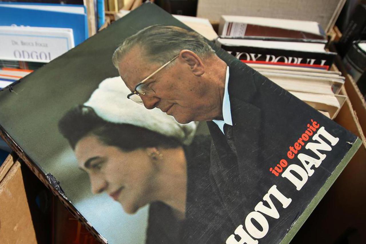 Zagreb: Posjetitelji nedjeljnog buvljaka mogu prona?i slike, nov?anice i knjige s likom Tita