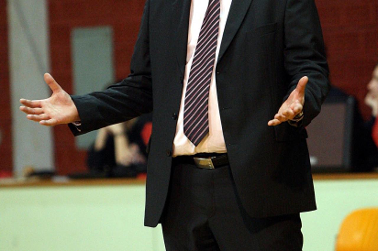 \'19.02.2010., Zagreb - KD Kutija Sibica, kosarkaski susret zenskih kosarkaskih ekipa ZKK Lupa promotions Novi Zagreb i ZKK Ragusa. Trener Lupa promotions Novi Zagreb Vladimir Ivankovic Photo: Zeljko 