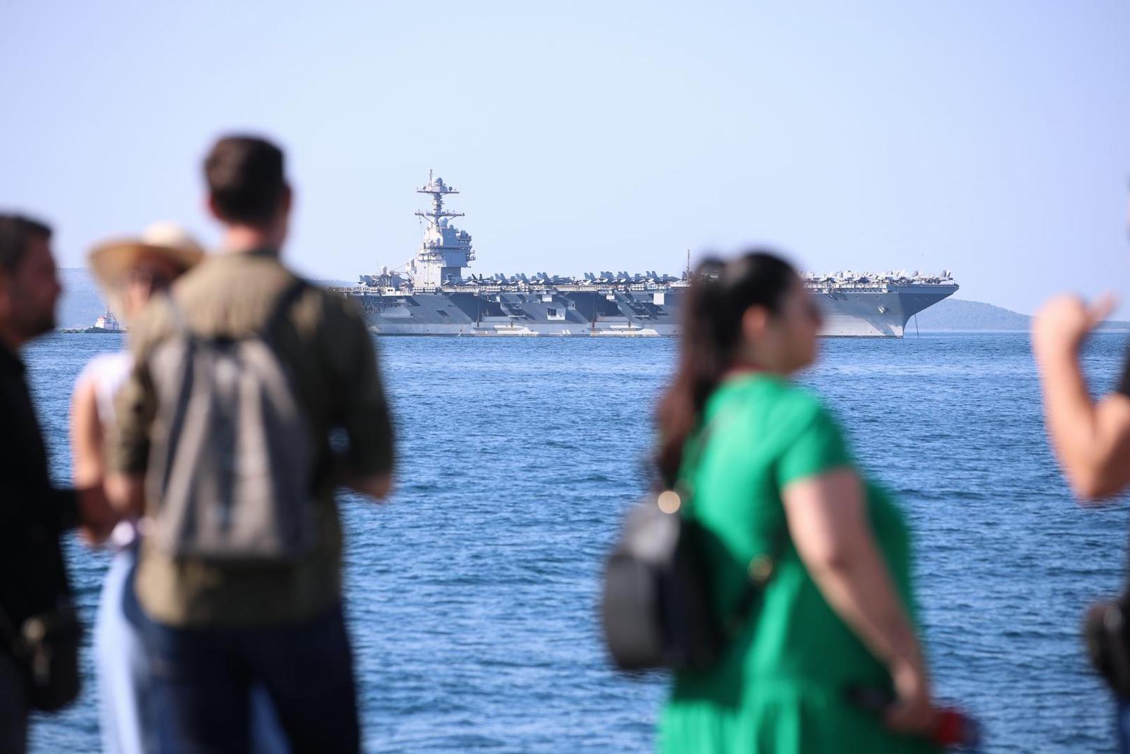 26.06.2023.,Split - Ponos americke mornarice, najmoderniji nosac zrakoplova na nuklearni pogon "USS Gerald R. Ford" uplovio je jutros u Split.Golemi brod, koji privlaci poglede Splicana i turista, najveci je ratni brod u povijesti. Dugacak je više od 330, a visok 76 metara, poput solidnog nebodera, s 25 paluba. Gradnja je stajala 12,8 milijardi dolara, a jos je 4,7 milijardi utroseno za istrazivanje i razvoj. Moze nositi 75 zrakoplova. Posadu, ukljucujuci zrakoplovno osoblje, cini 4500 ljudi. Photo: Zvonimir Barisin/PIXSELL