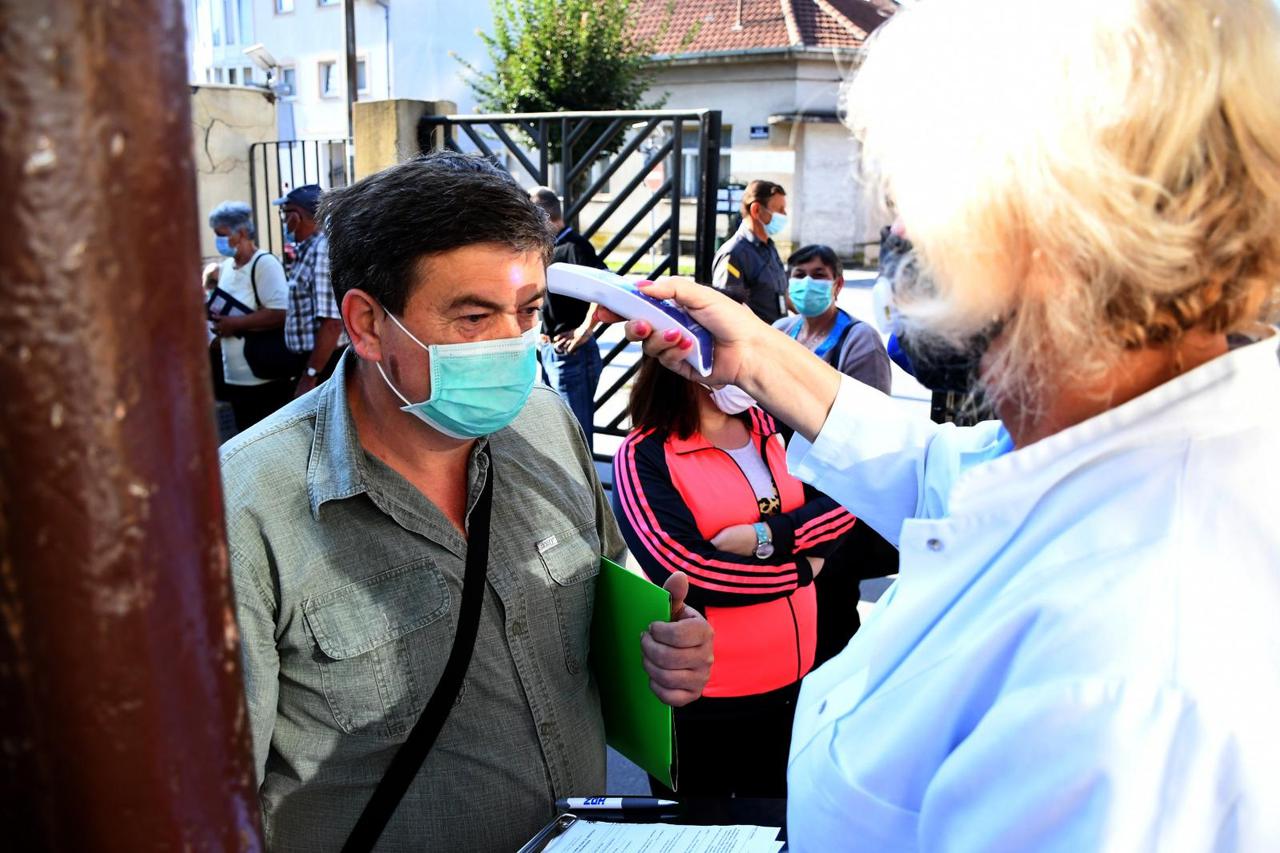 Bjelovar: Stvaraju se gužve na ulazu u Opću bolnicu