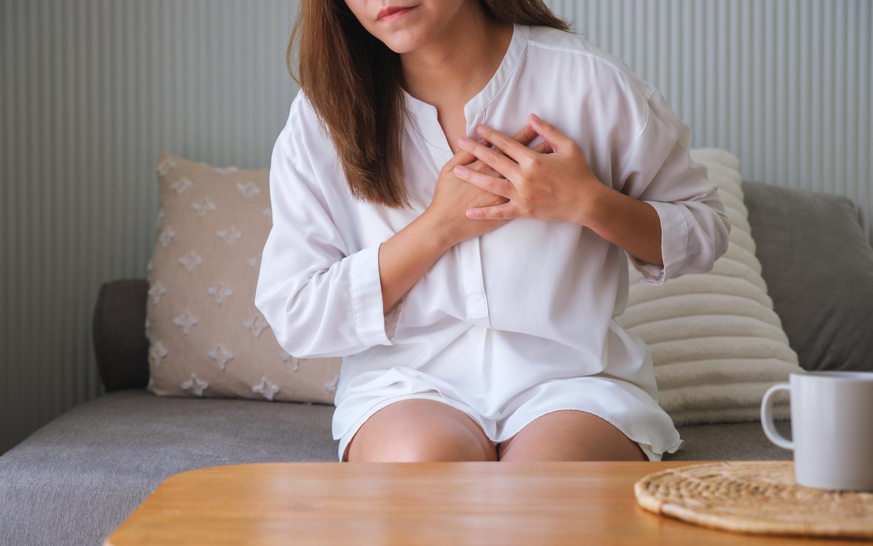 7. Podržava zdravlje srca: Neka istraživanja pokazuju da pijenje kave može koristiti zdravlju srca. Zapravo, jedna analiza otkrila je da ispijanje 3 do 5 šalica kave dnevno smanjuje rizik od srčanih bolesti za 15 posto. Druga analiza 21 studije pokazala je da je ispijanje 3 do 4 šalice kave dnevno povezano s 21 posto manjim rizikom od moždanog udara. Također, jedna studija na više od 21 tisuću ljudi otkrila je da je povećani unos kave povezan sa smanjenim rizikom od zatajenja srca. No, imajte na umu da kofein može utjecati na razinu krvnog tlaka. Osobe s neupravljivim krvnim tlakom možda će trebati ograničiti ili umjereno unositi kofein.