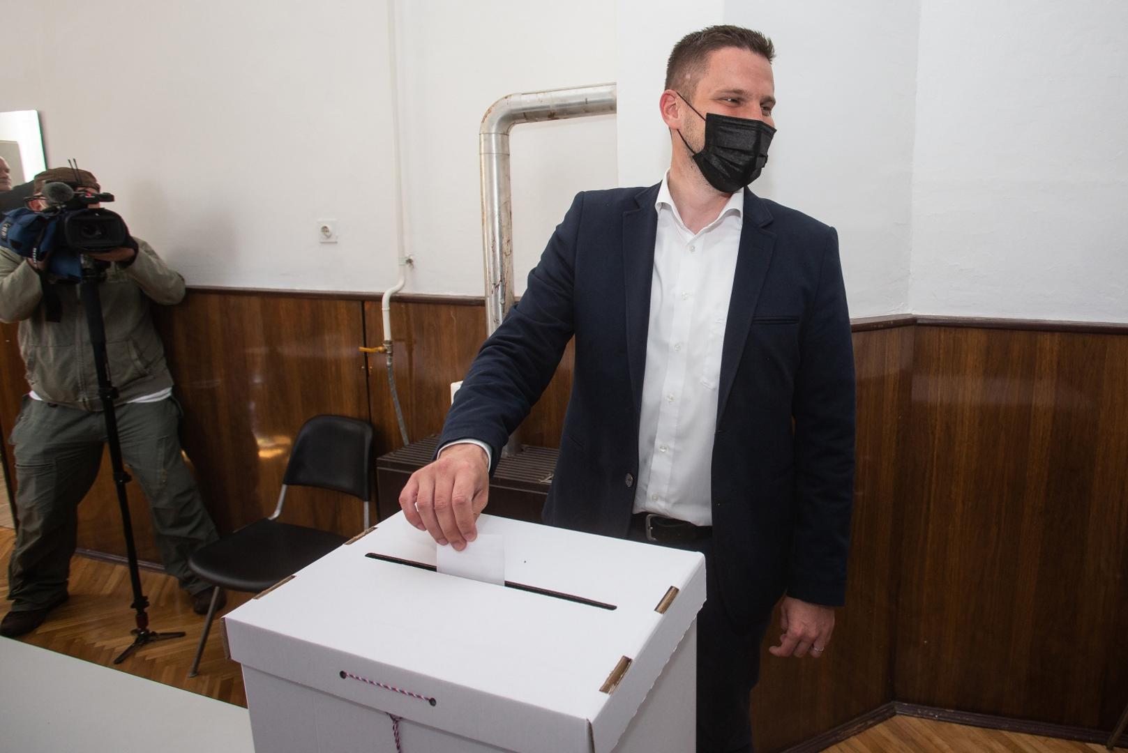 30.05.2021.,Osijek - Kandidat za gradonacelnika grada Osijeka Ivan Radic izasao na biraliste. Photo: Davor Javorovic/PIXSELL