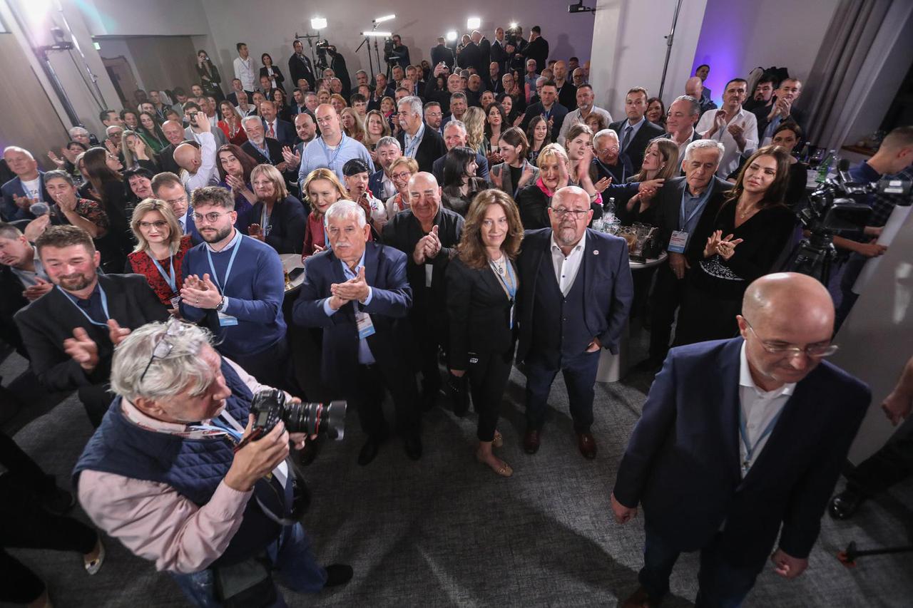 Zagreb: Ivan Penava obratio se okupljenima u stožeru Domovinskog pokreta