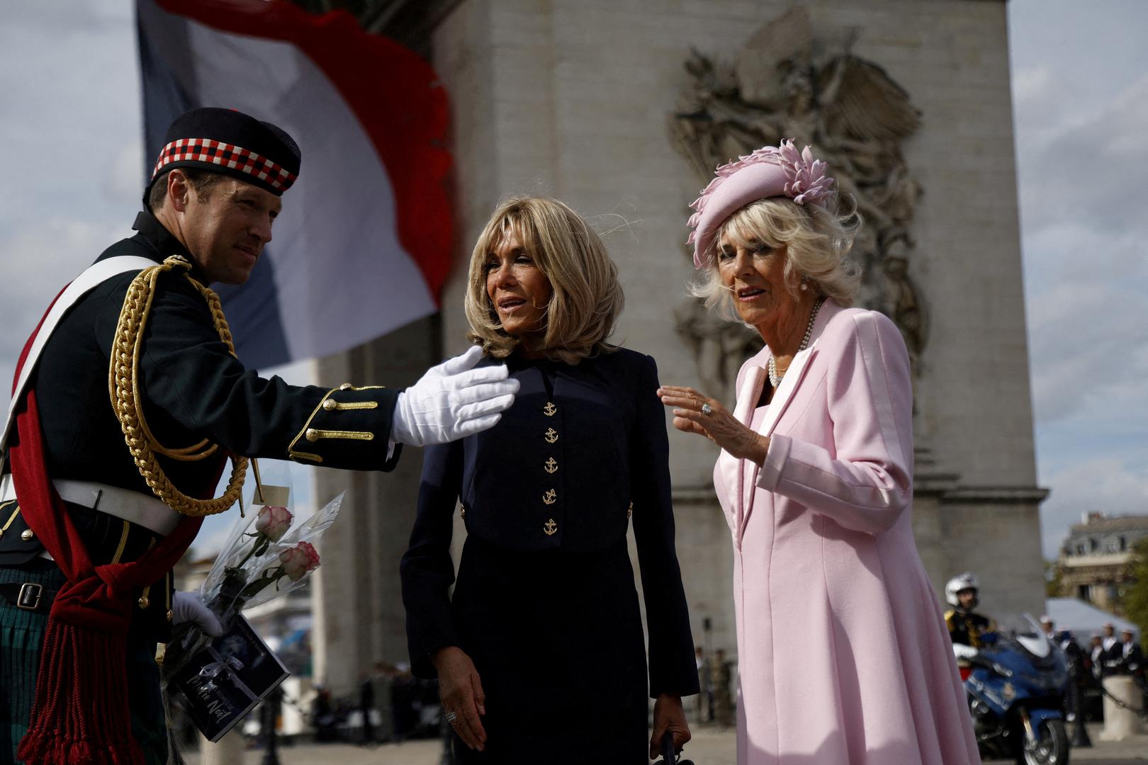 Kralja Charlesa i suprugu Camillu u zračnoj luci Orly dočekala je premijerka Elisabeth Borne, a nakon toga nazočili su ceremoniji kod Slavoluka pobjede gdje su odali počast francuskim i britanskim vojnicima palima u dva svjetska rata.