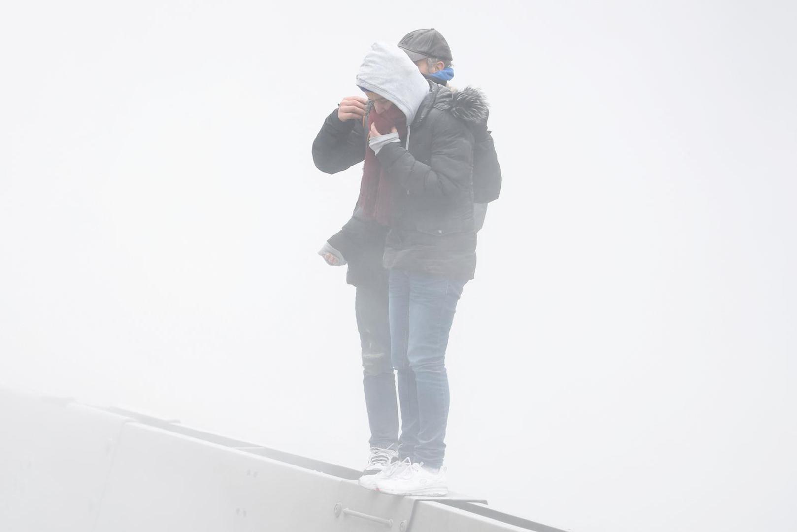 Demonstrators react to tear gas during clashes with riot police, at a national strike by workers and trade union members, who are demanding stronger public services in Brussels, Belgium February 13, 2025. REUTERS/Stephanie Lecocq Photo: STEPHANIE LECOCQ/REUTERS