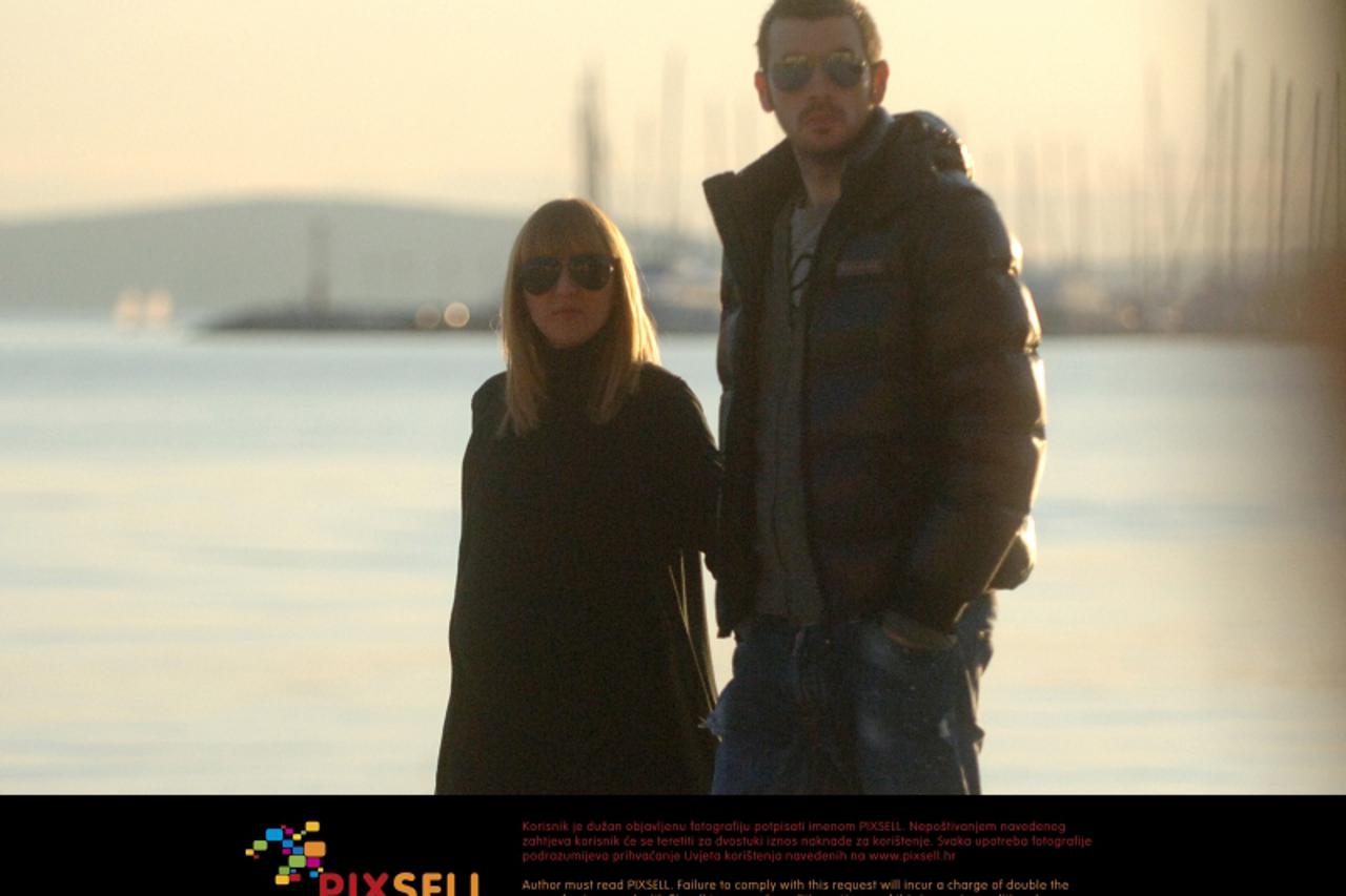 \'13.01.2010., Split - Reprezantivni nogometni vratar Stipe Pletikosa s trudnom suprugom Angelom u setnji rivom.  Photo: Leonard Nincevic/PIXSELL\'
