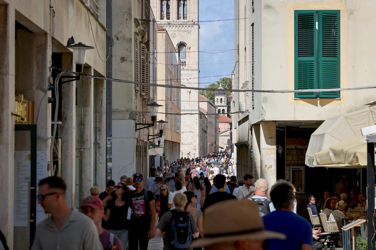 Zadar: Velik broj stranih gostiju u centru grada