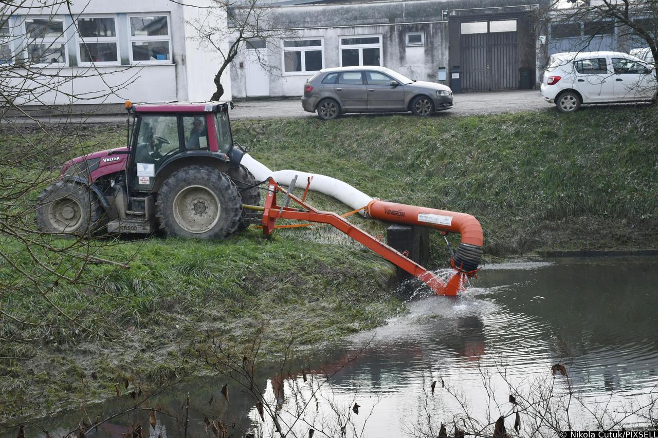 Sisak: Pumpa za vodu ispumpava u rijeku Kupu