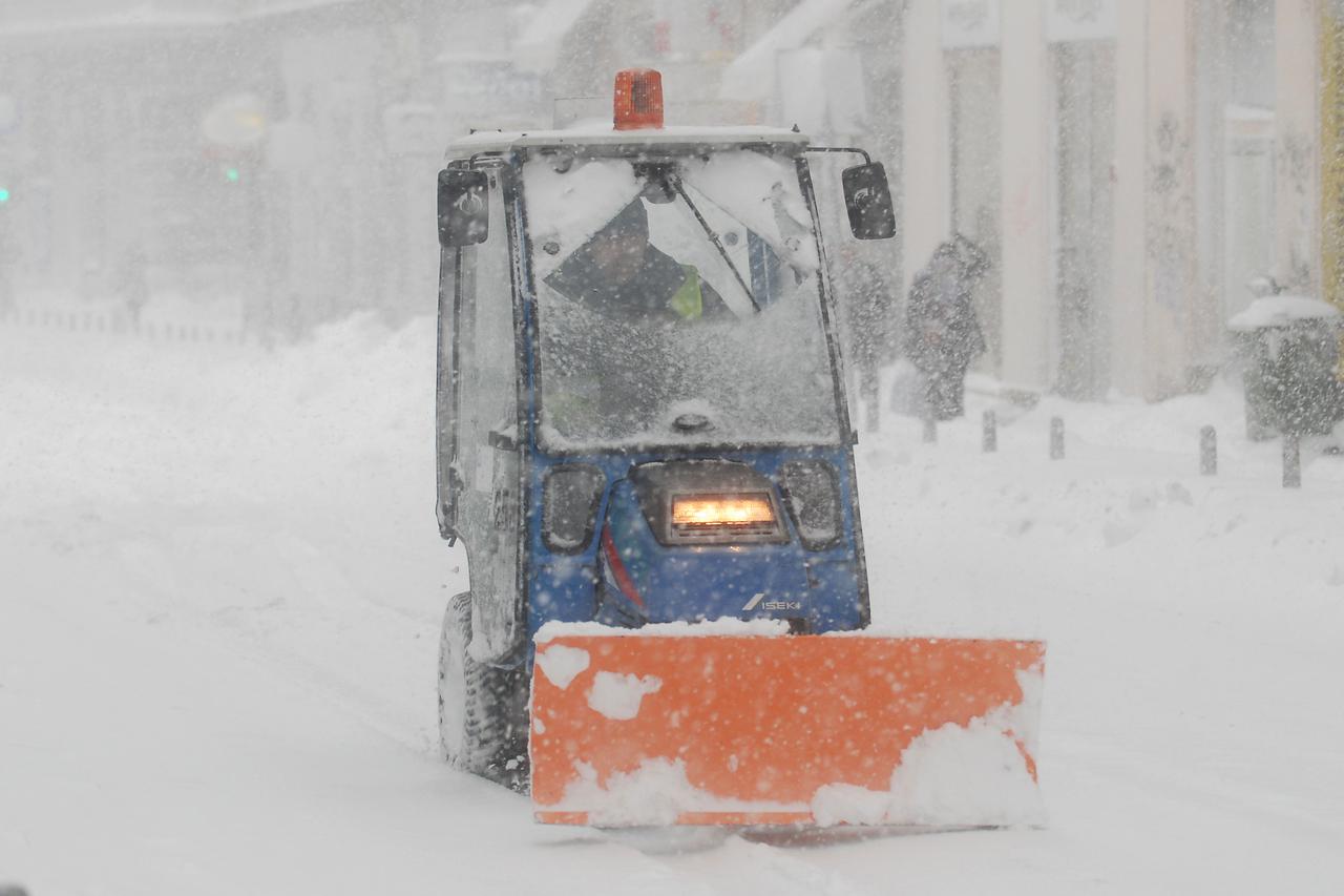 ARHIVA - Zagreb: Ralice ?iste velike koli?ine snjega na gradskim prometnicama