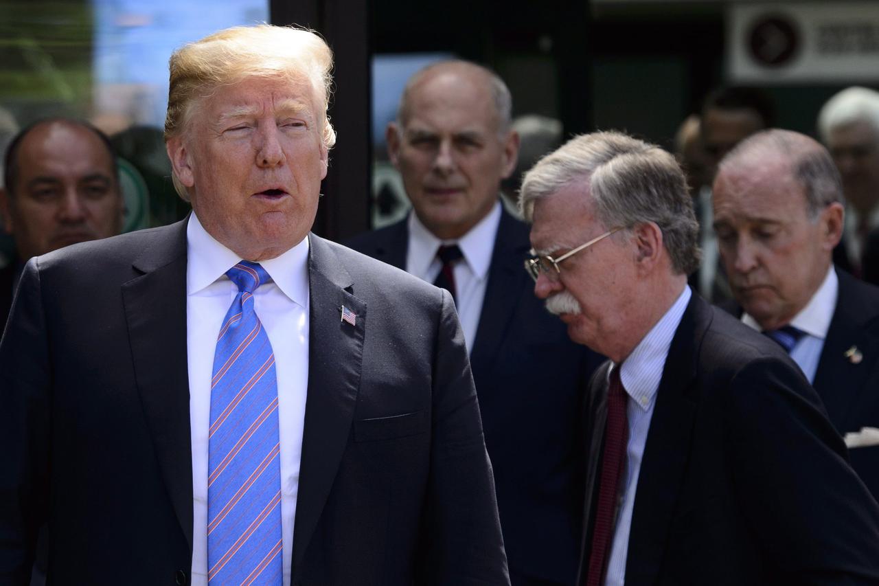 Donald Trump i John Bolton u pozadini