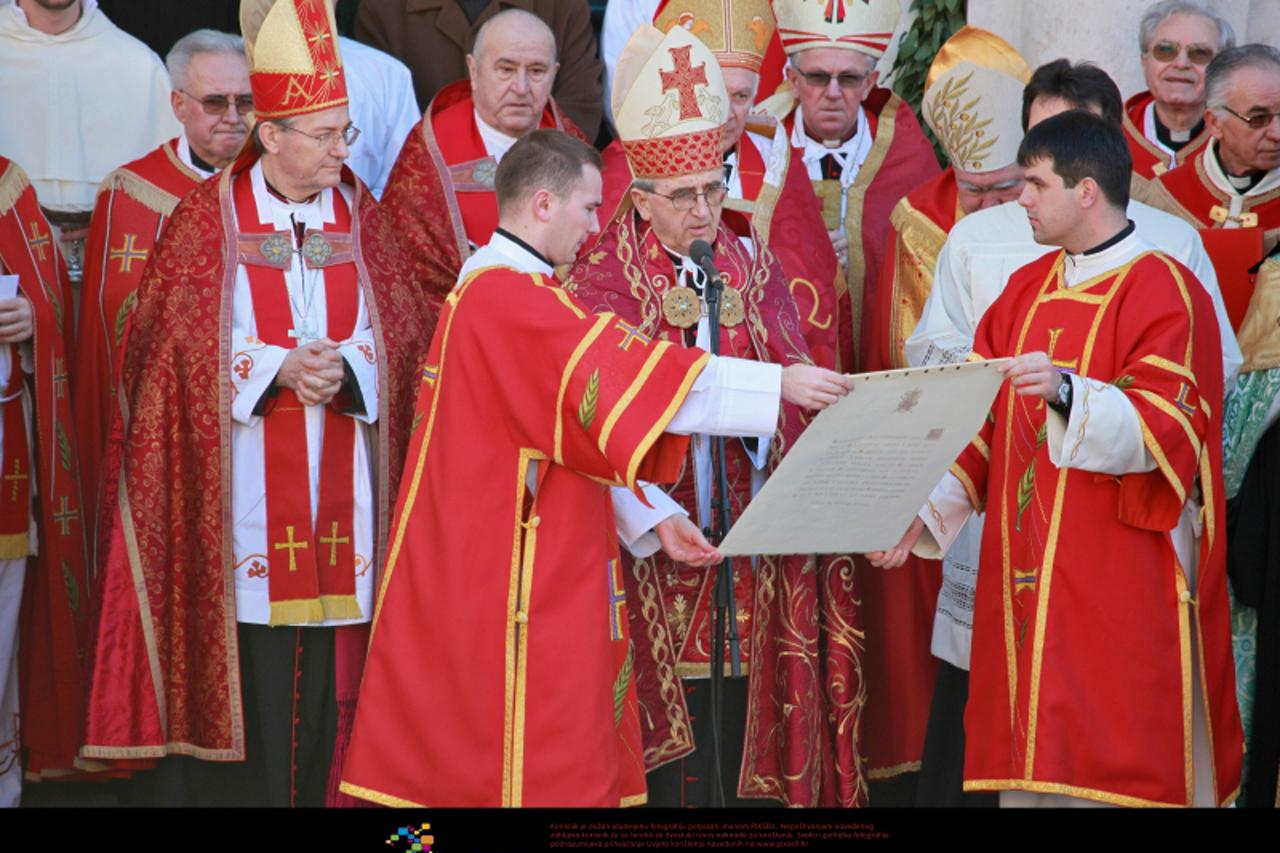 '02.02.2010., Dubrovnik - Pustanjem bijelih golubica, podizanjem barjaka i zvucima himne dubrovackog parca svecano je otvorena 1038. Festa svetog Vlaha. Dubrovacki biskup, msgr. Zelimir Puljic tradici