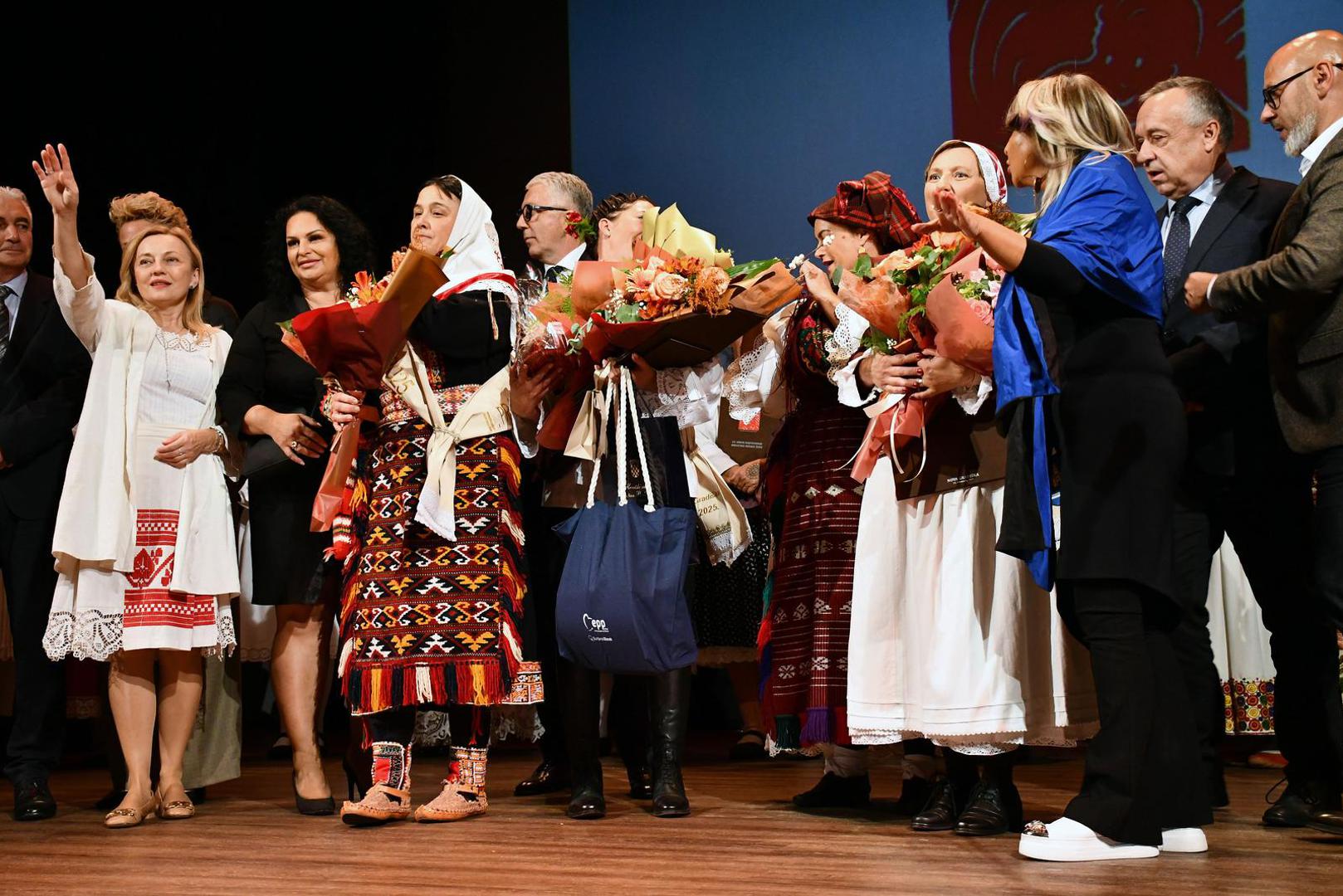 11.10.2025., Nova Gradiska - Aleksandra Zajac, predstavnica Vukovarsko-srijemske zupanije, proglasena je najuzornijom hrvatskom seoskom zenom u 2025. godini. Titulu druge pratilje ponijela je Katica Katusa, a titulu prve pratilj Danijela Jakopovic. Photo: Ivica Galovic/PIXSELL