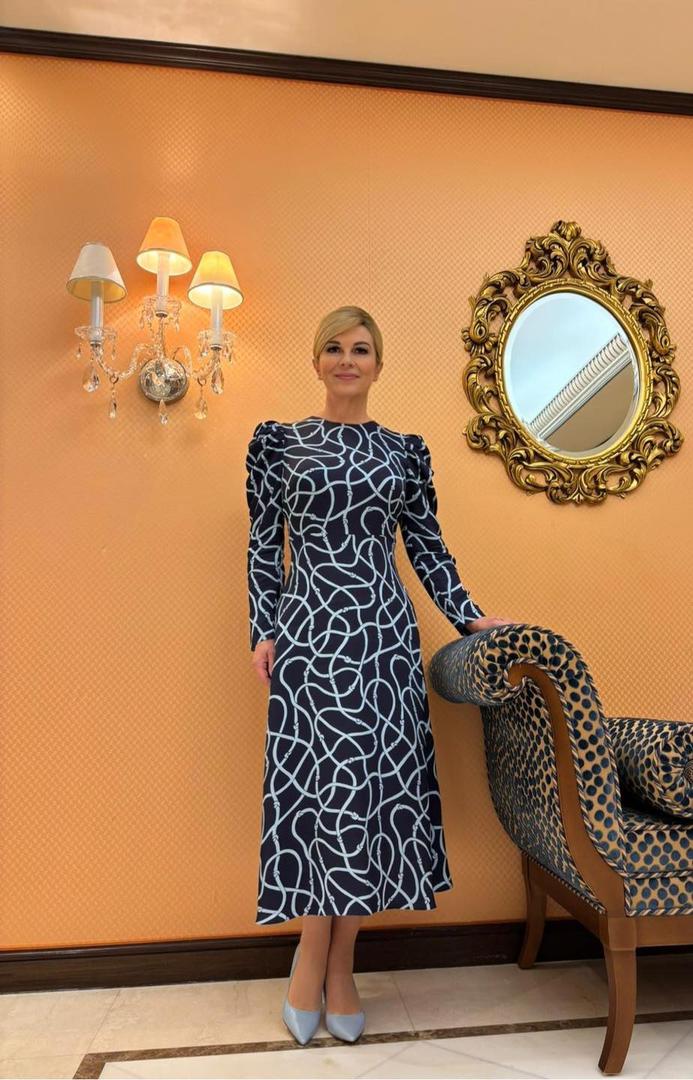  Navela je da je prošla godina bila obilježena brojnim putovanjima – od SAD-a i karipskih otoka Anguille i St. Martina, preko Maroka i gradova poput Marrakecha, Rabata, Casablance i Tangiera, do Dohe, Rijada i drugih mjesta. 