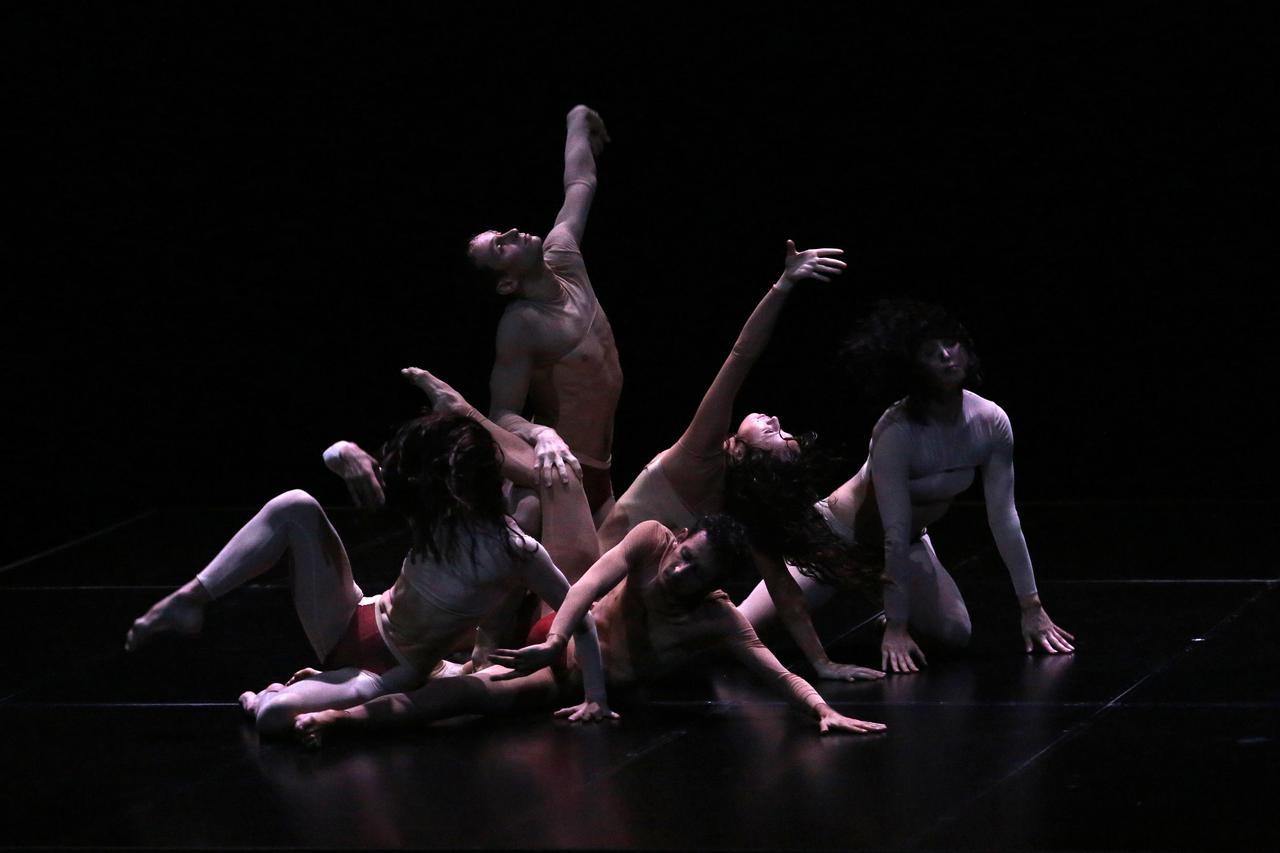 U koreografiji slavnog Adonisa Foniadakisa riječki plesači pristali su nevjerojatno lomiti svoja gipka tijela