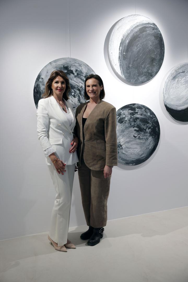 Kristina Bradač Radić svoju kreativnu energiju proteklih je godina usmjerila i prema ručnoj keramici. Njezin brend She Who Shapes donosi kolekcije vaza, zdjela i uporabnih predmeta koji su istodobno funkcionalni i estetski snažni. Riječ je o ručno izrađenim komadima koji nose osobnu priču o nasljeđu, intuiciji i procesu oblikovanja vlastitog svijeta kroz glinu.