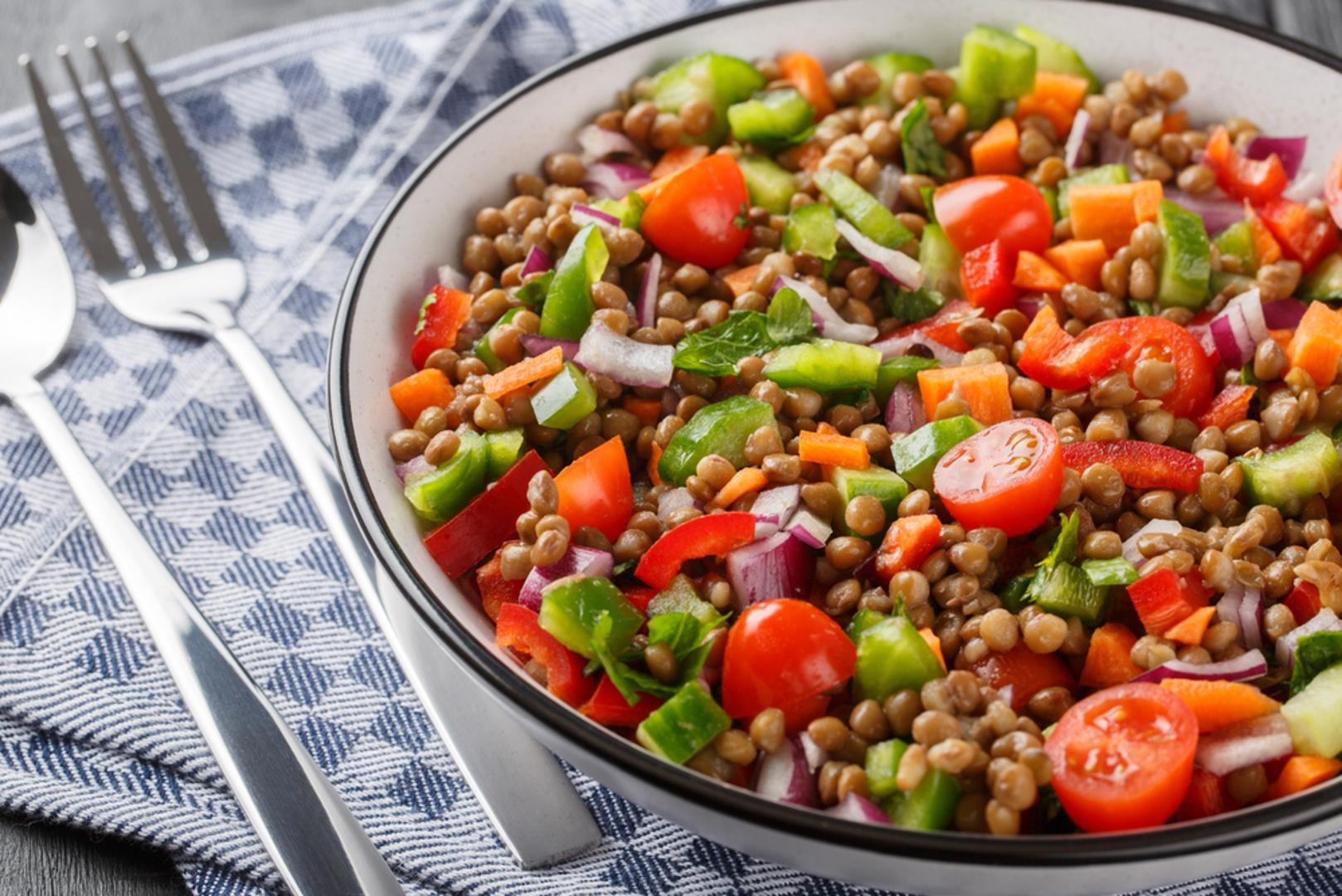 Mahunarke (leća, slanutak, grah): Mahunarke su kombinacija proteina i vlakana, što je 'zlatni duo' za dugotrajnu sitost. Iako nisu najniže kalorijski od svega na listi, male porcije drže nas mirnima satima i sprječavaju napade gladi. Najbolje ih je jesti u juhama, salatama ili kao lagani namaz.