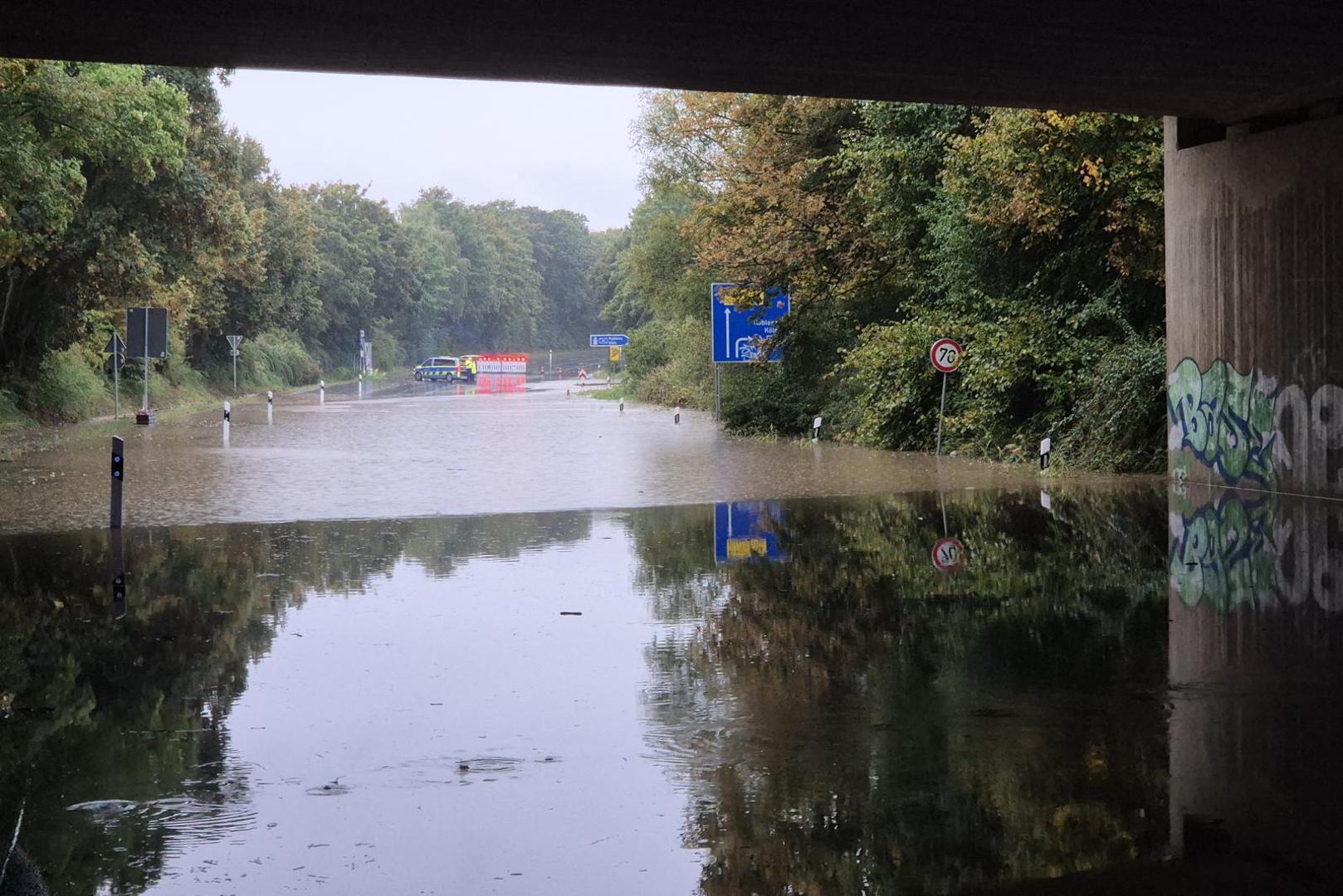 09 September 2025, North Rhine-Westphalia, Bedburg: An underpass is flooded with water. Heavy rain in the south-west of North Rhine-Westphalia this morning led to numerous police and fire department operations. Photo: Sascha Thelen/dpa Photo: Sascha Thelen/DPA