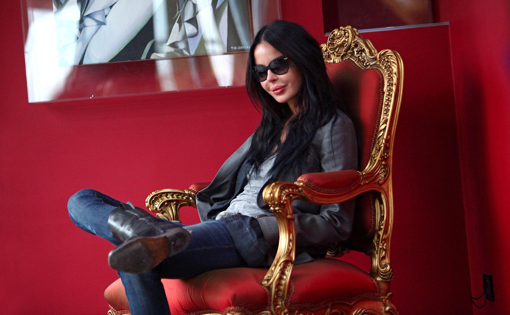 Sljedeći brak joj je bio s poduzetnikom Massimilianom Dossijem s kojim je u braku izdržala dva mjeseca. 