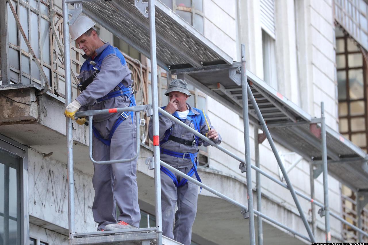 Zagreb: Na pročelju zgrade na Trgu bana Jelačića radnici postavljaju skelu