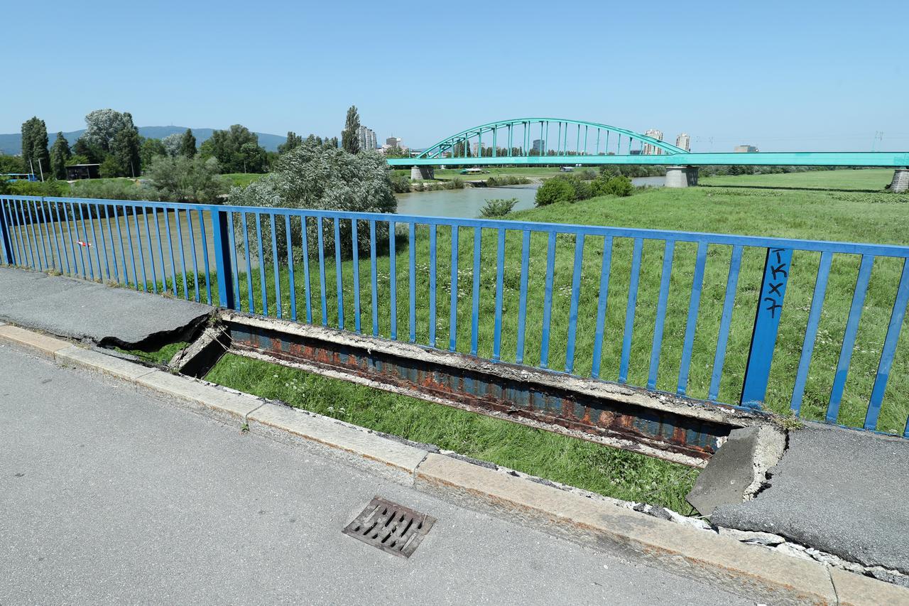 Na Savskom mostu nastala rupa duga nekoliko metara