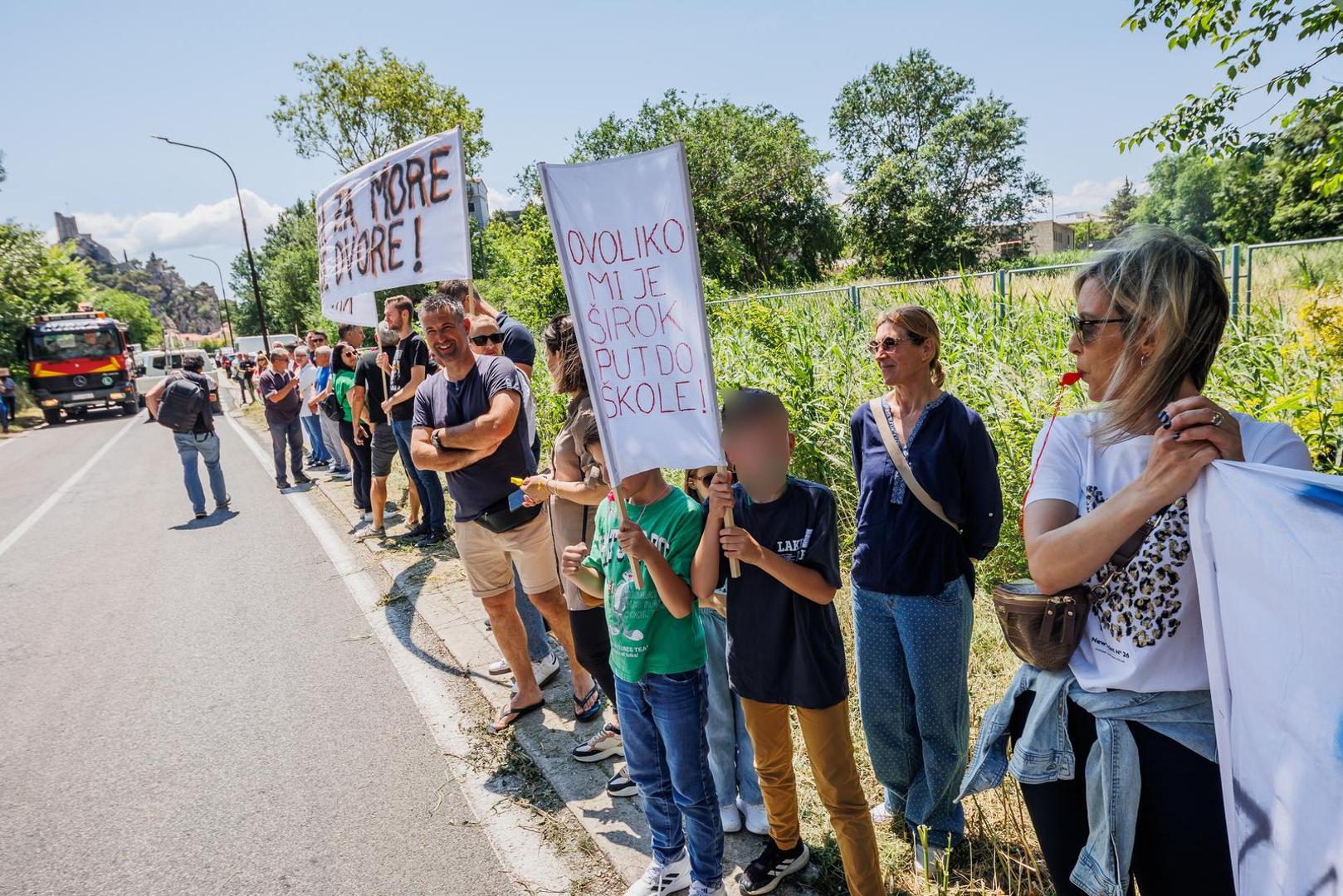 "Po toj cesti se šeta i hoda. Ja više ne mogu poslati svoje dijete da ide u dućan" naglasio je.